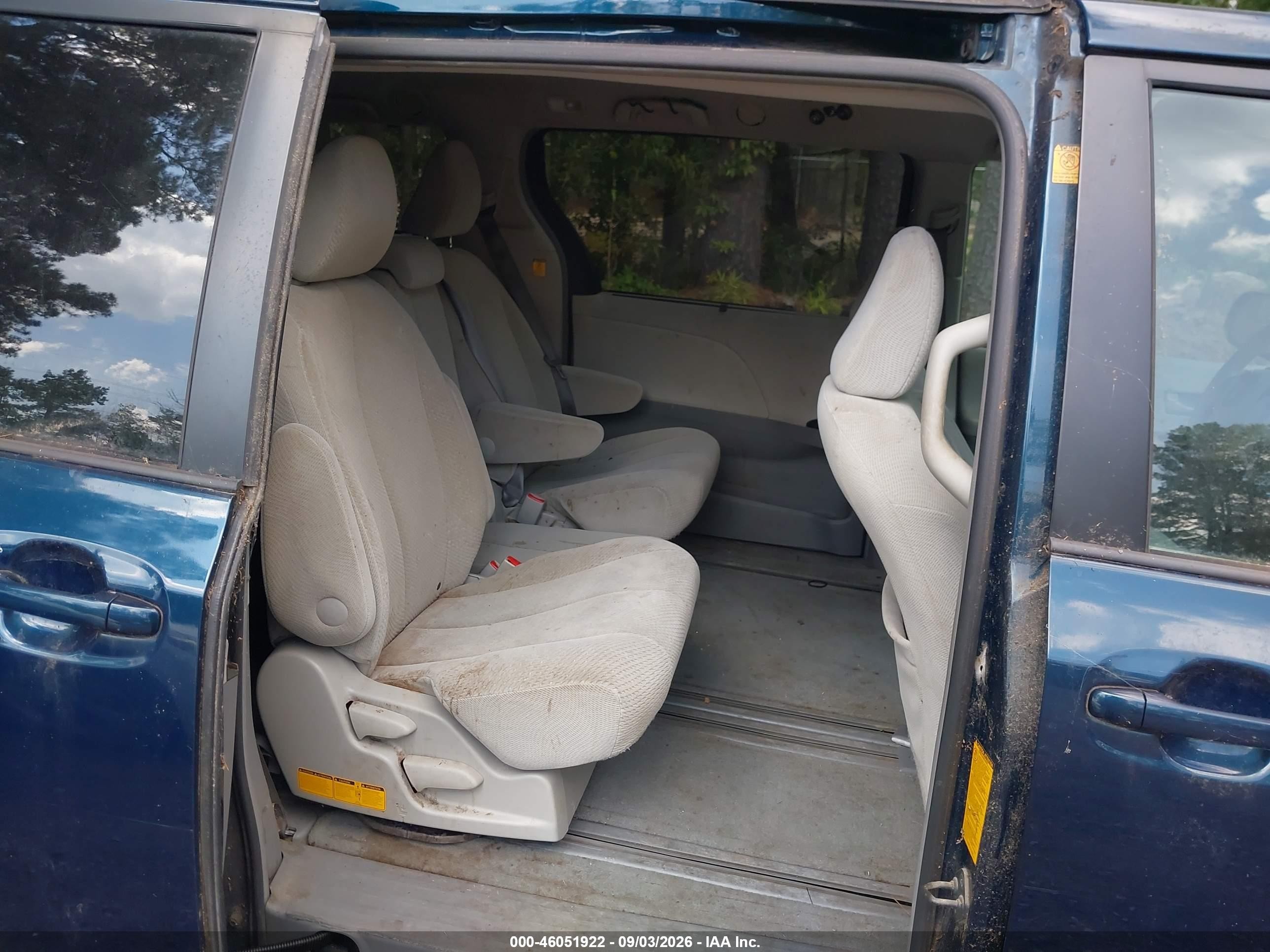 2011 Toyota Sienna Le V6 Blue vin: 5TDKK3DC7BS172339
