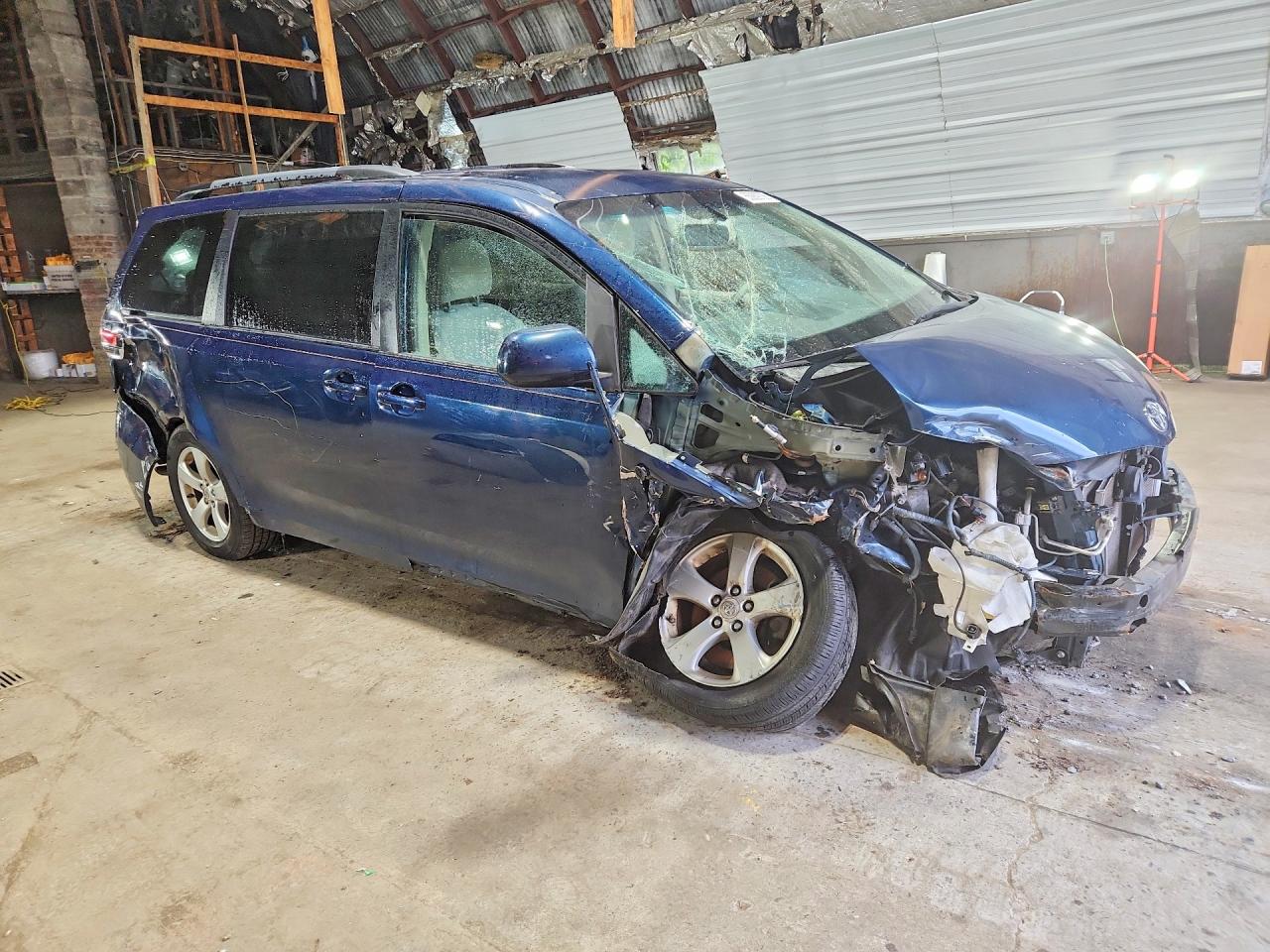 2012 Toyota Sienna Le Blue vin: 5TDKK3DC7CS196402