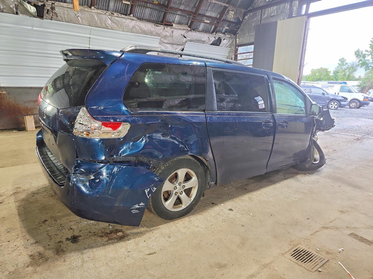 2012 Toyota Sienna Le Blue vin: 5TDKK3DC7CS196402