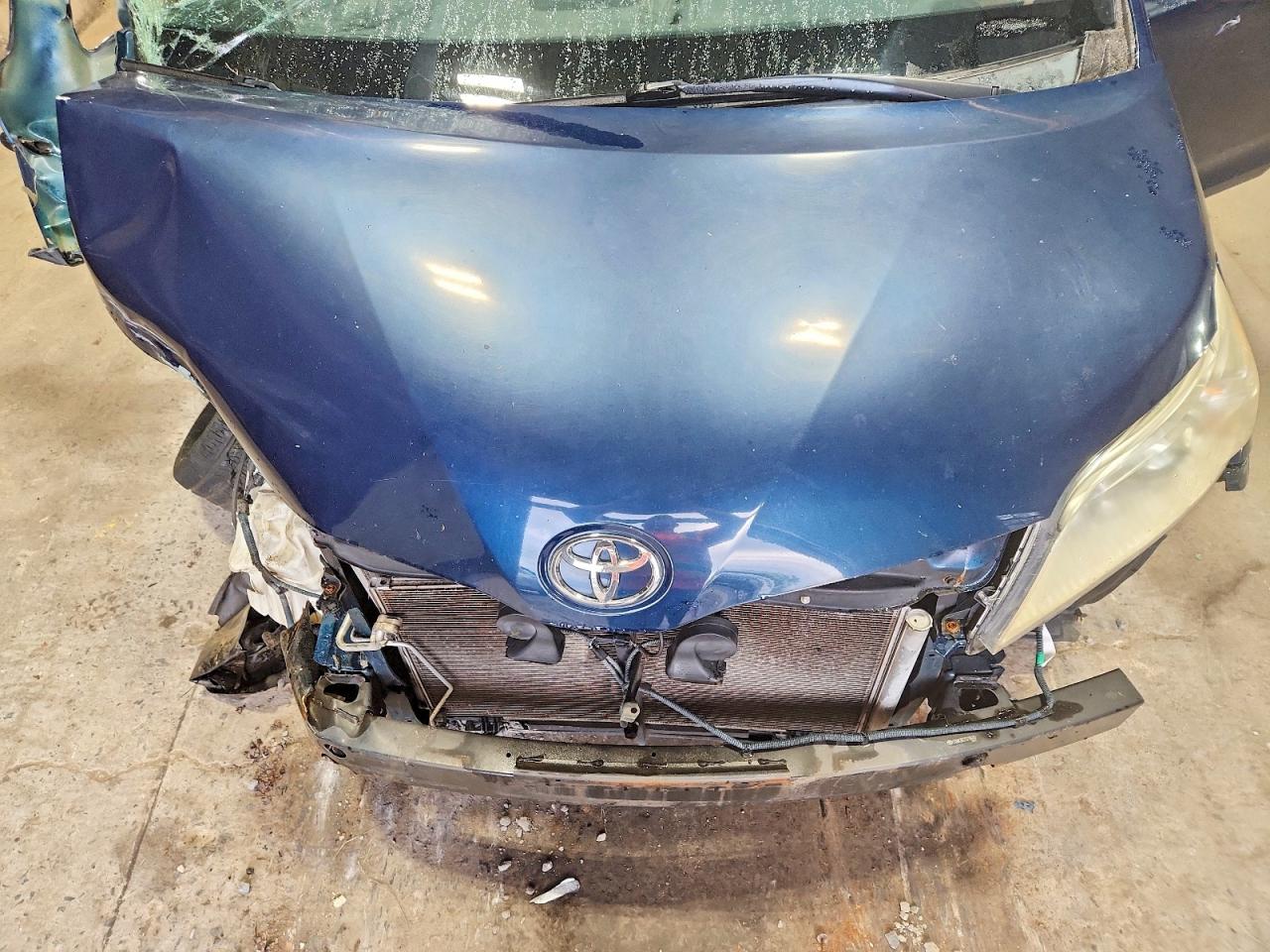 2012 Toyota Sienna Le Blue vin: 5TDKK3DC7CS196402