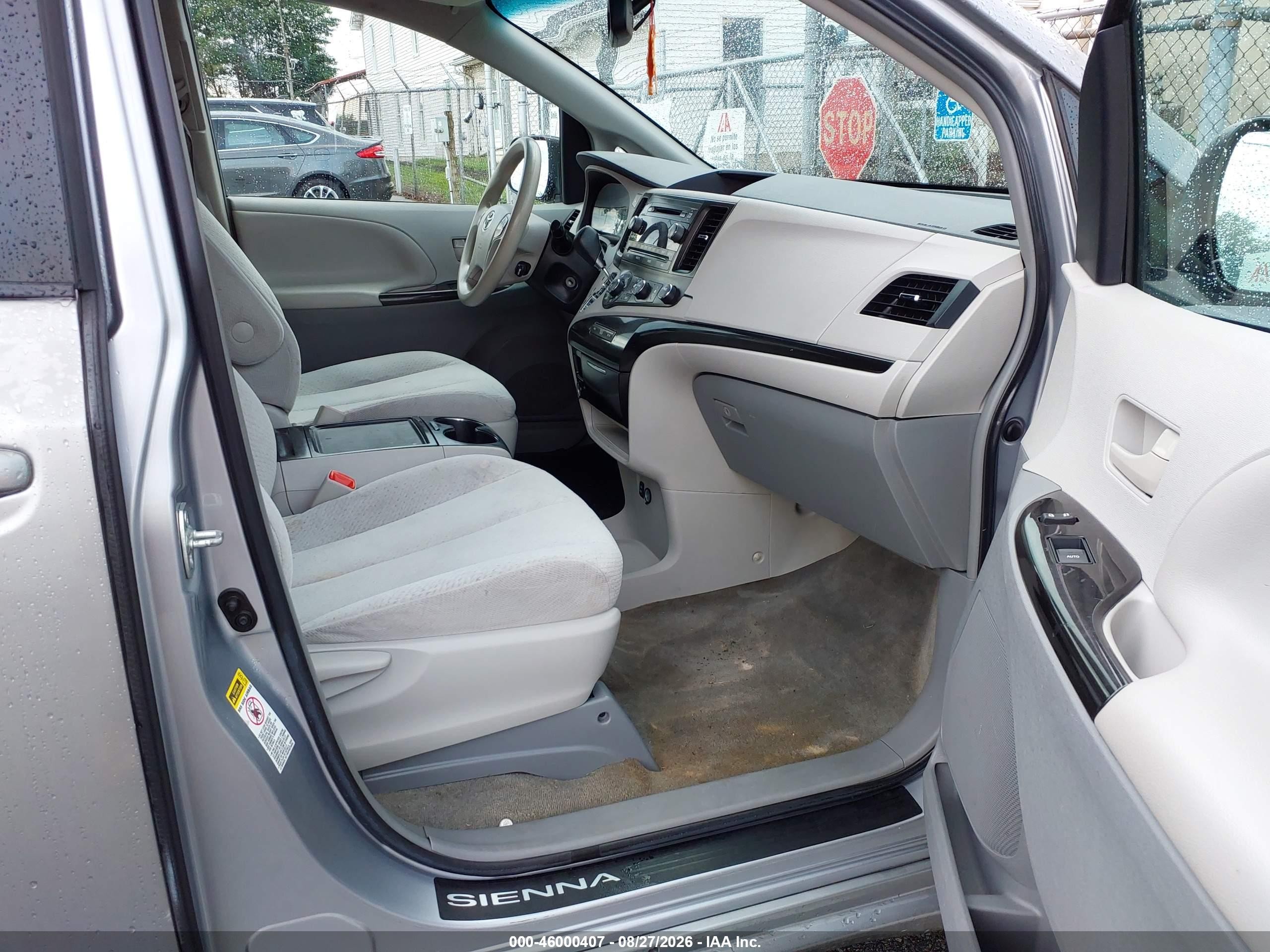 2012 Toyota Sienna Le V6 8 Passenger Silver vin: 5TDKK3DC7CS204935