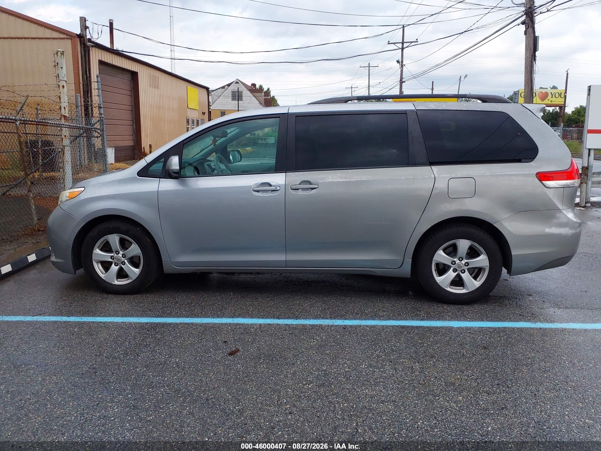 2012 Toyota Sienna Le V6 8 Passenger Silver vin: 5TDKK3DC7CS204935