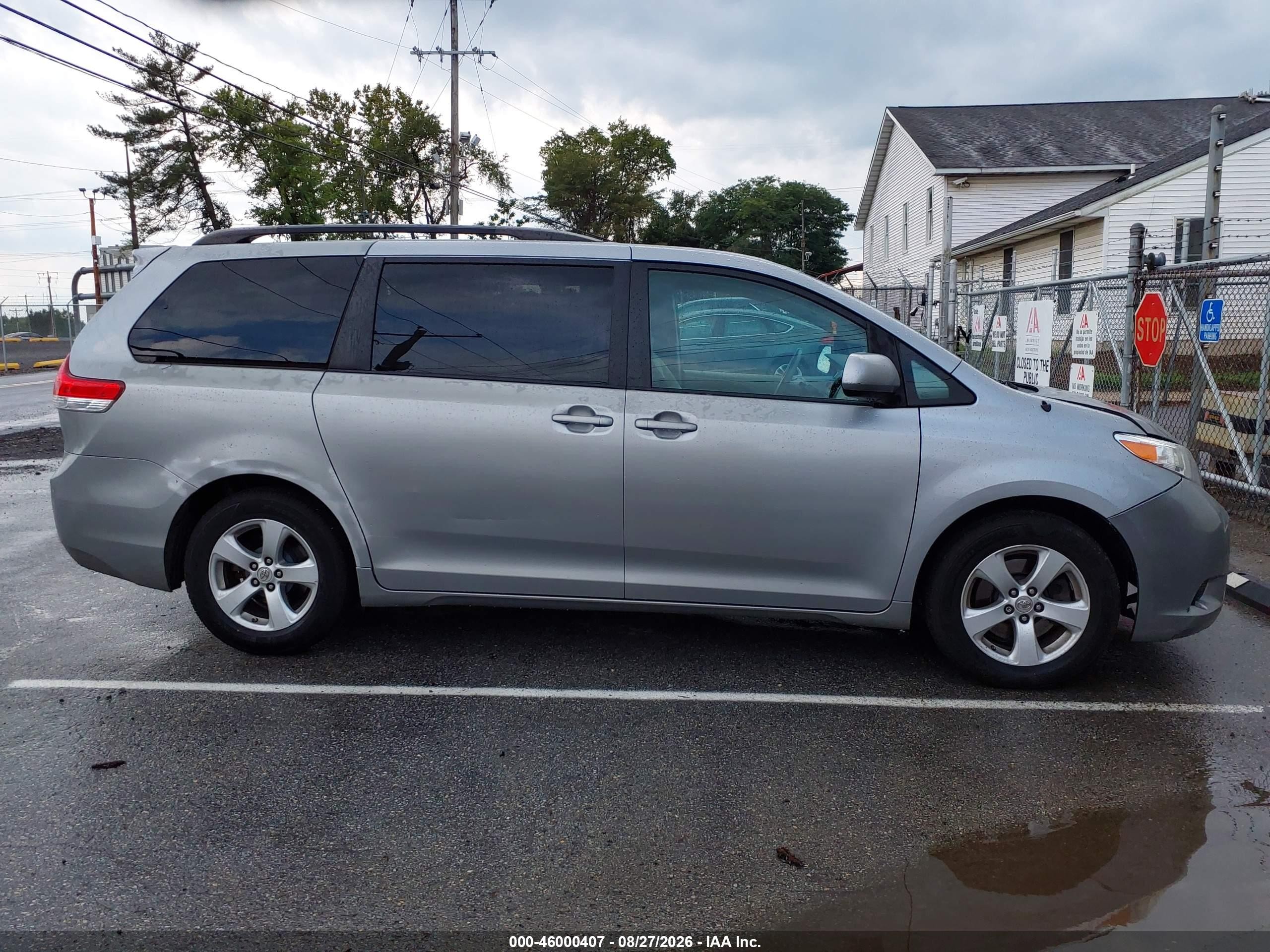 2012 Toyota Sienna Le V6 8 Passenger Silver vin: 5TDKK3DC7CS204935