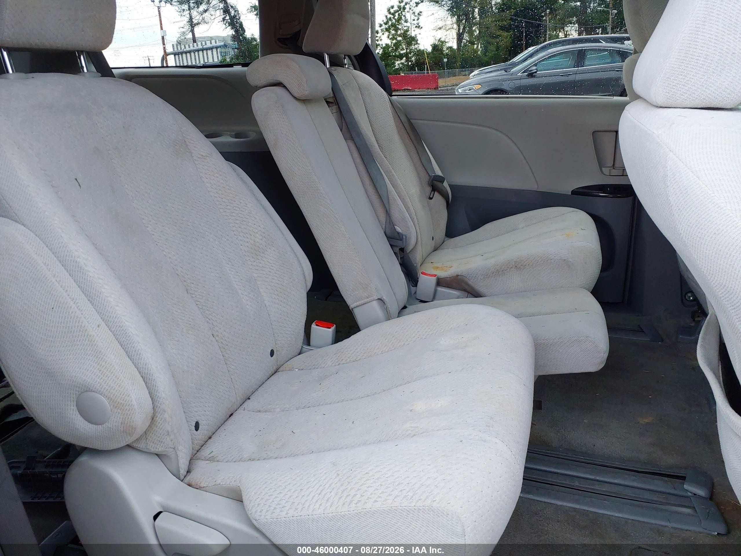 2012 Toyota Sienna Le V6 8 Passenger Silver vin: 5TDKK3DC7CS204935