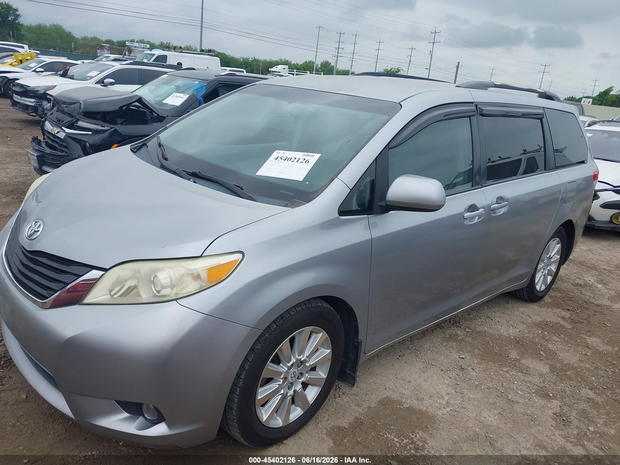 2012 Toyota Sienna Le V6 8 Passenger Silver vin: 5TDKK3DC7CS210735