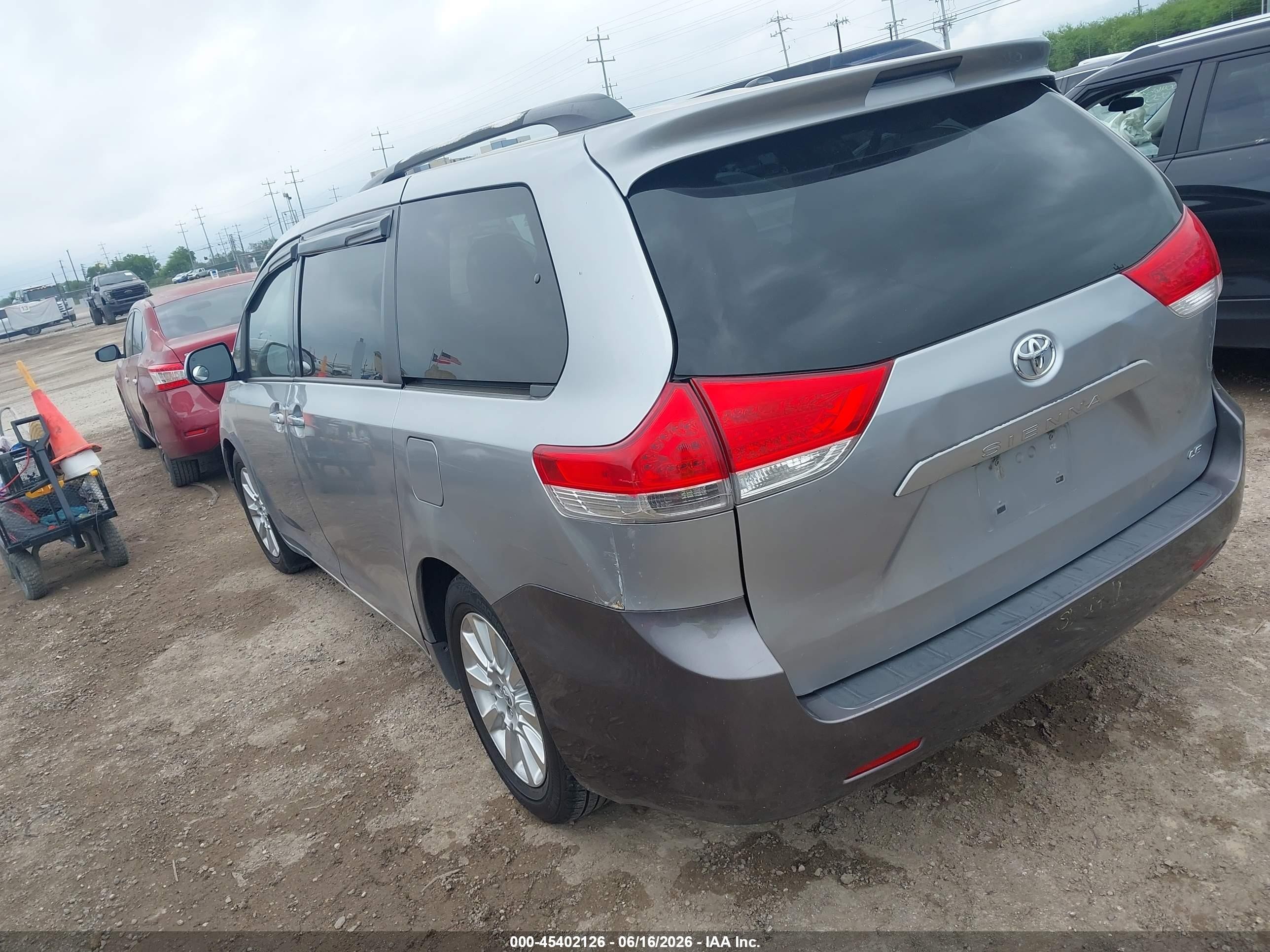 2012 Toyota Sienna Le V6 8 Passenger Silver vin: 5TDKK3DC7CS210735