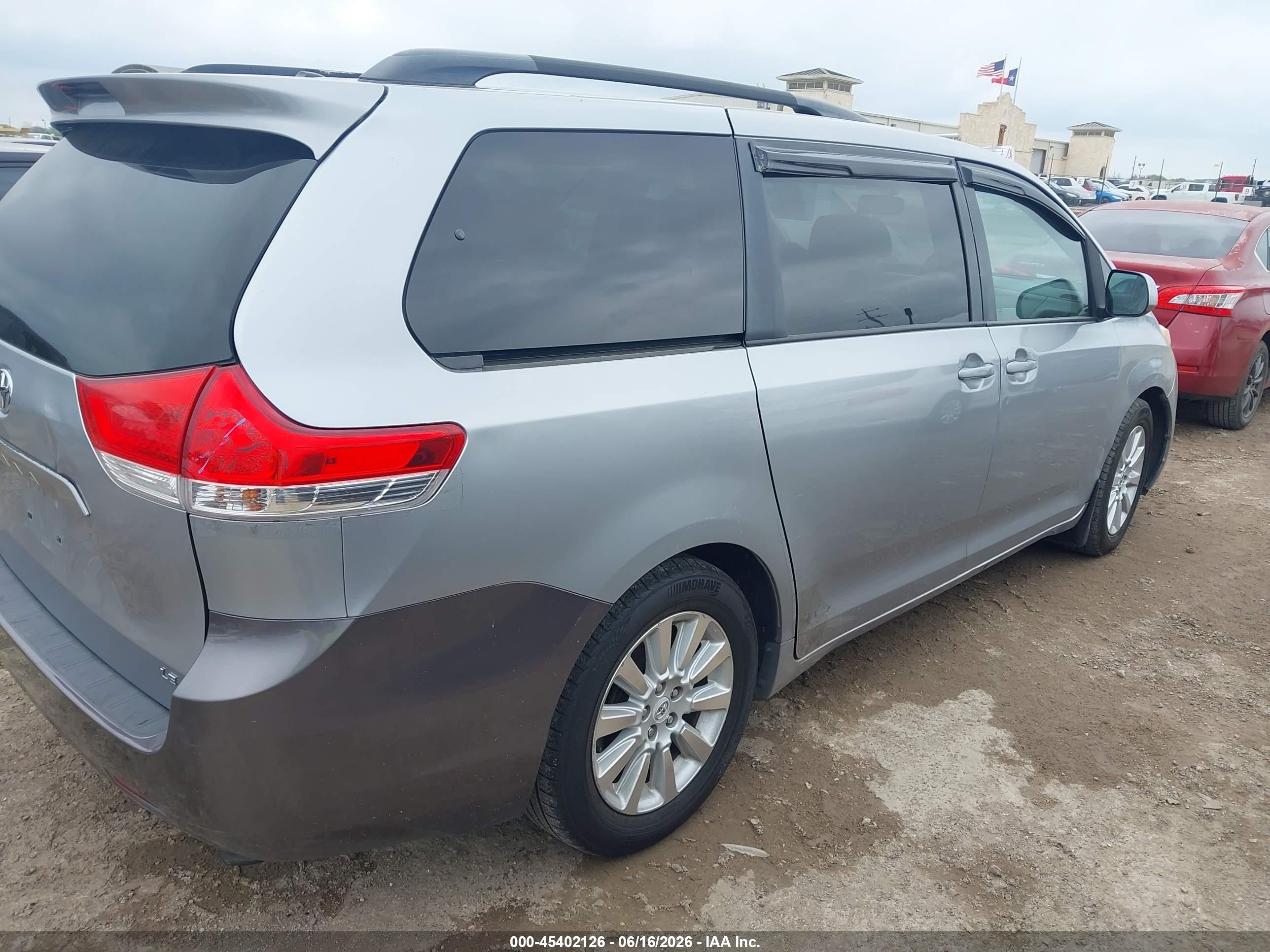 2012 Toyota Sienna Le V6 8 Passenger Silver vin: 5TDKK3DC7CS210735