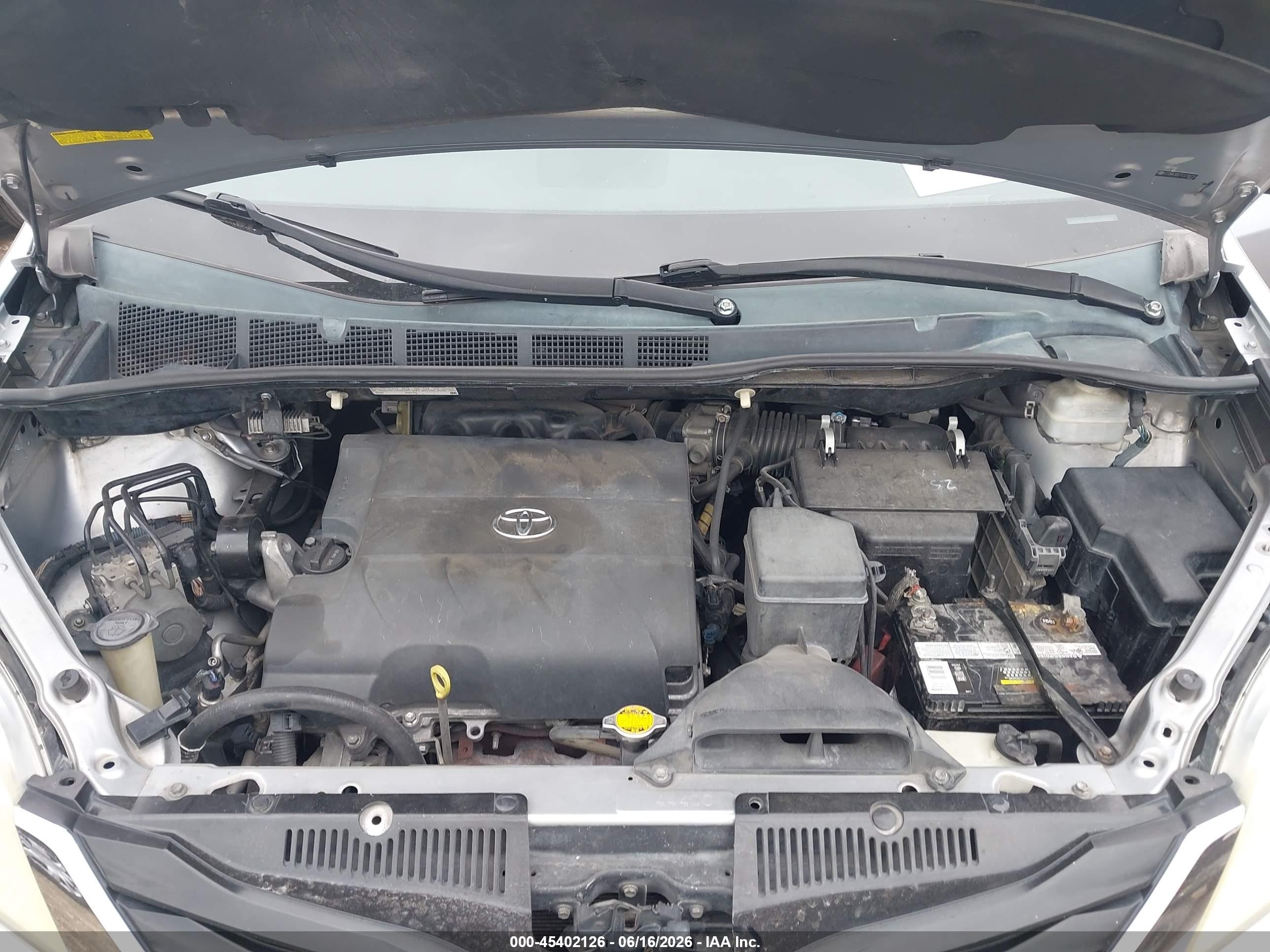 2012 Toyota Sienna Le V6 8 Passenger Silver vin: 5TDKK3DC7CS210735