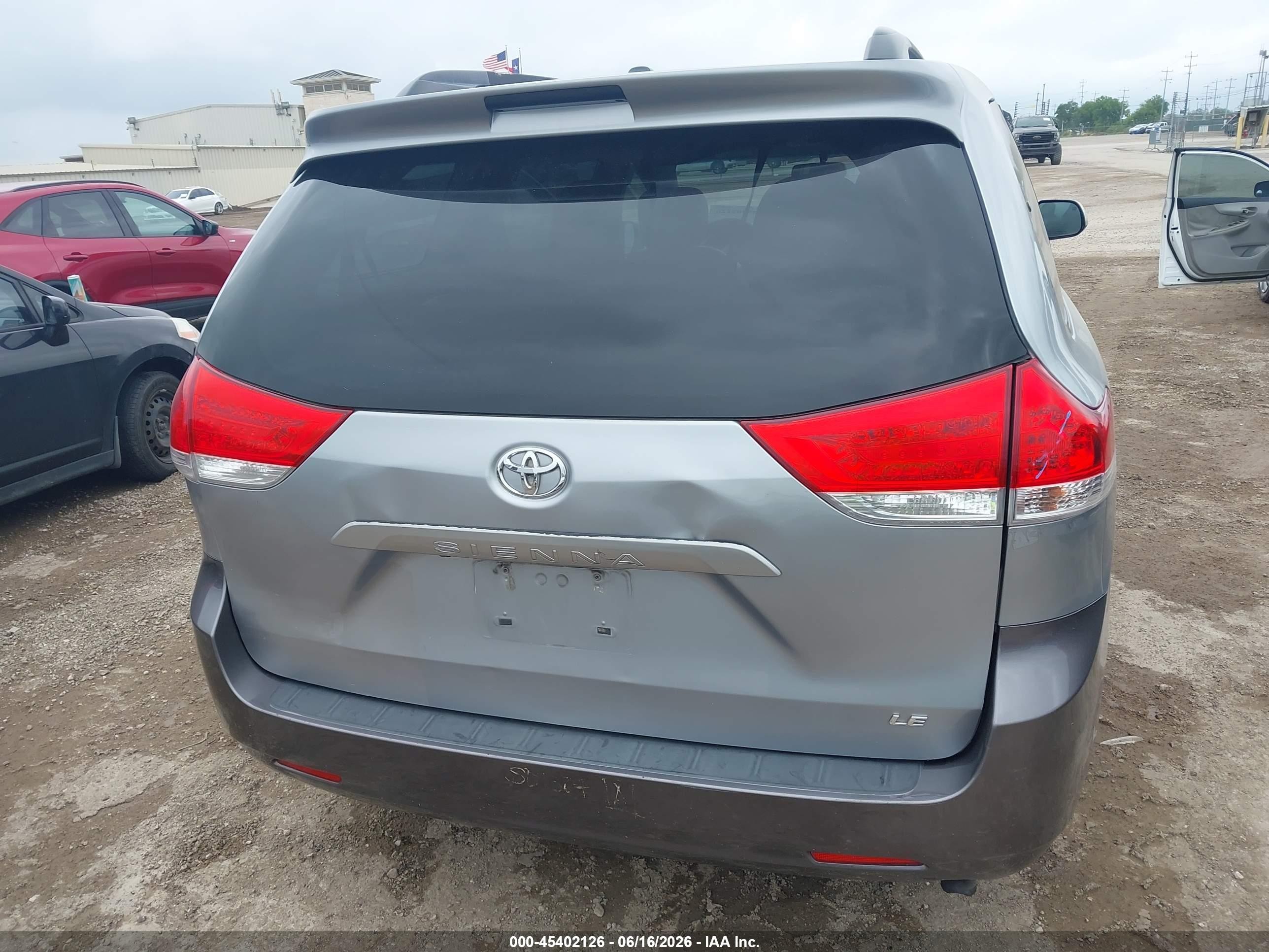 2012 Toyota Sienna Le V6 8 Passenger Silver vin: 5TDKK3DC7CS210735