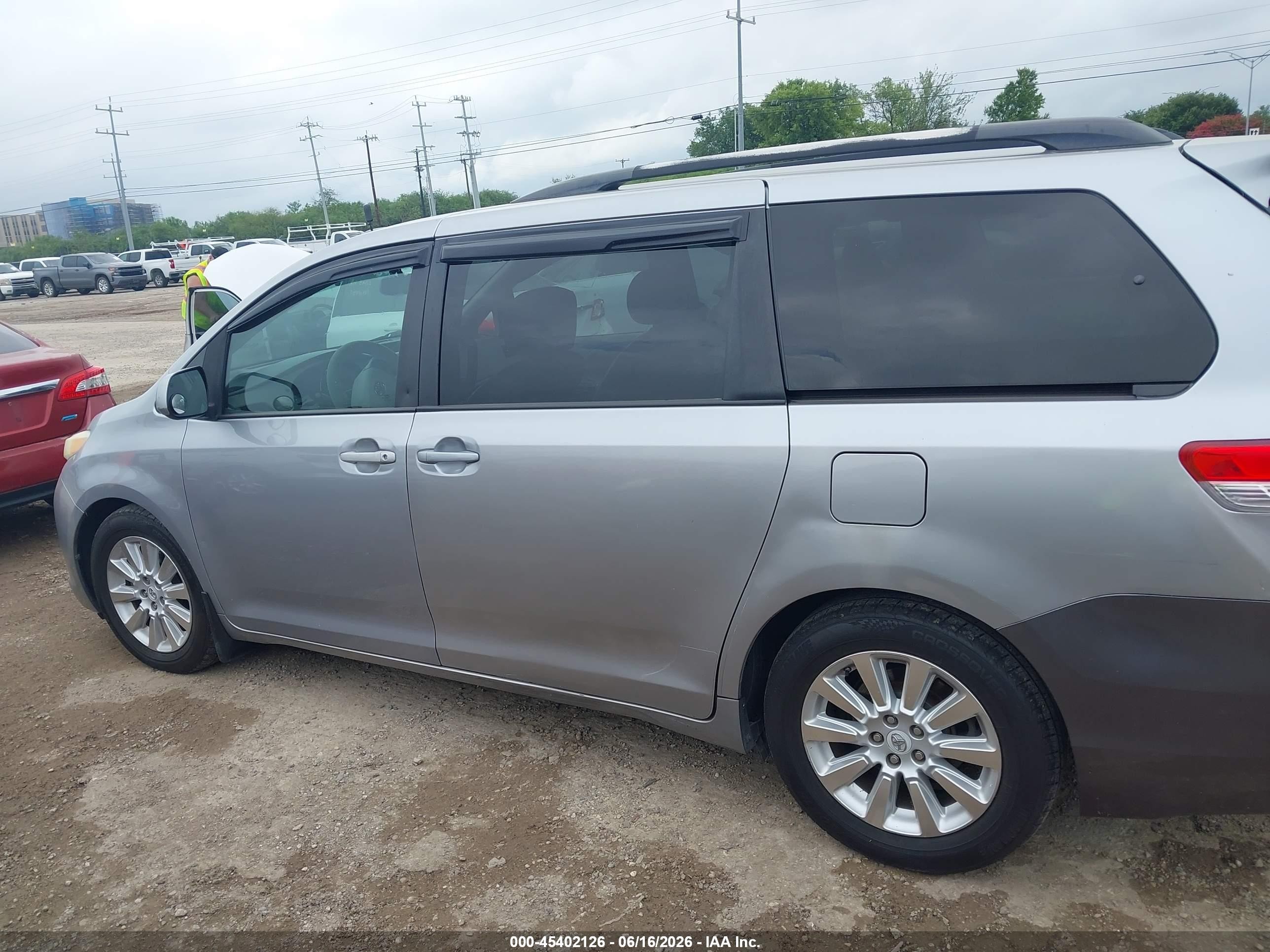 2012 Toyota Sienna Le V6 8 Passenger Silver vin: 5TDKK3DC7CS210735