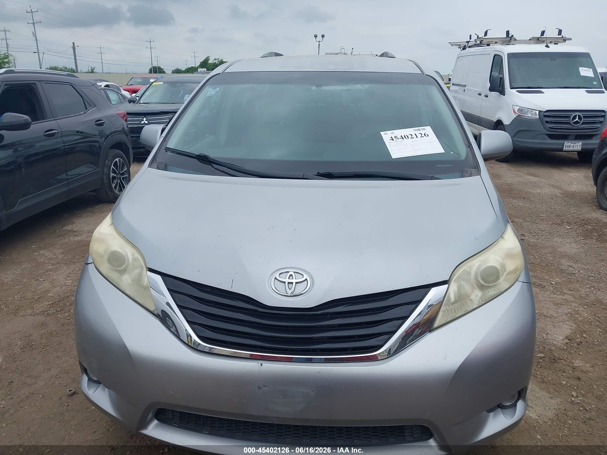 2012 Toyota Sienna Le V6 8 Passenger Silver vin: 5TDKK3DC7CS210735