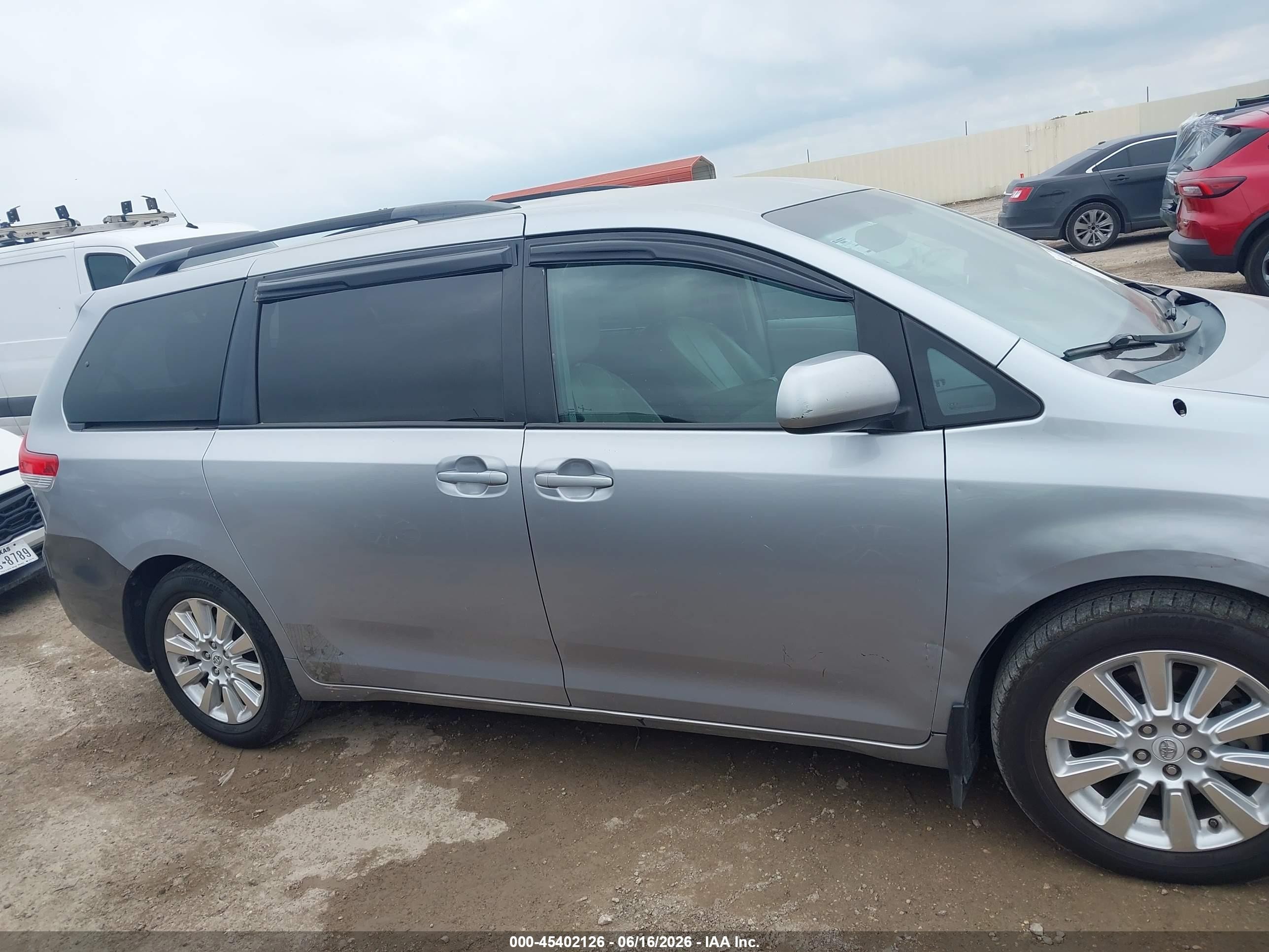 2012 Toyota Sienna Le V6 8 Passenger Silver vin: 5TDKK3DC7CS210735