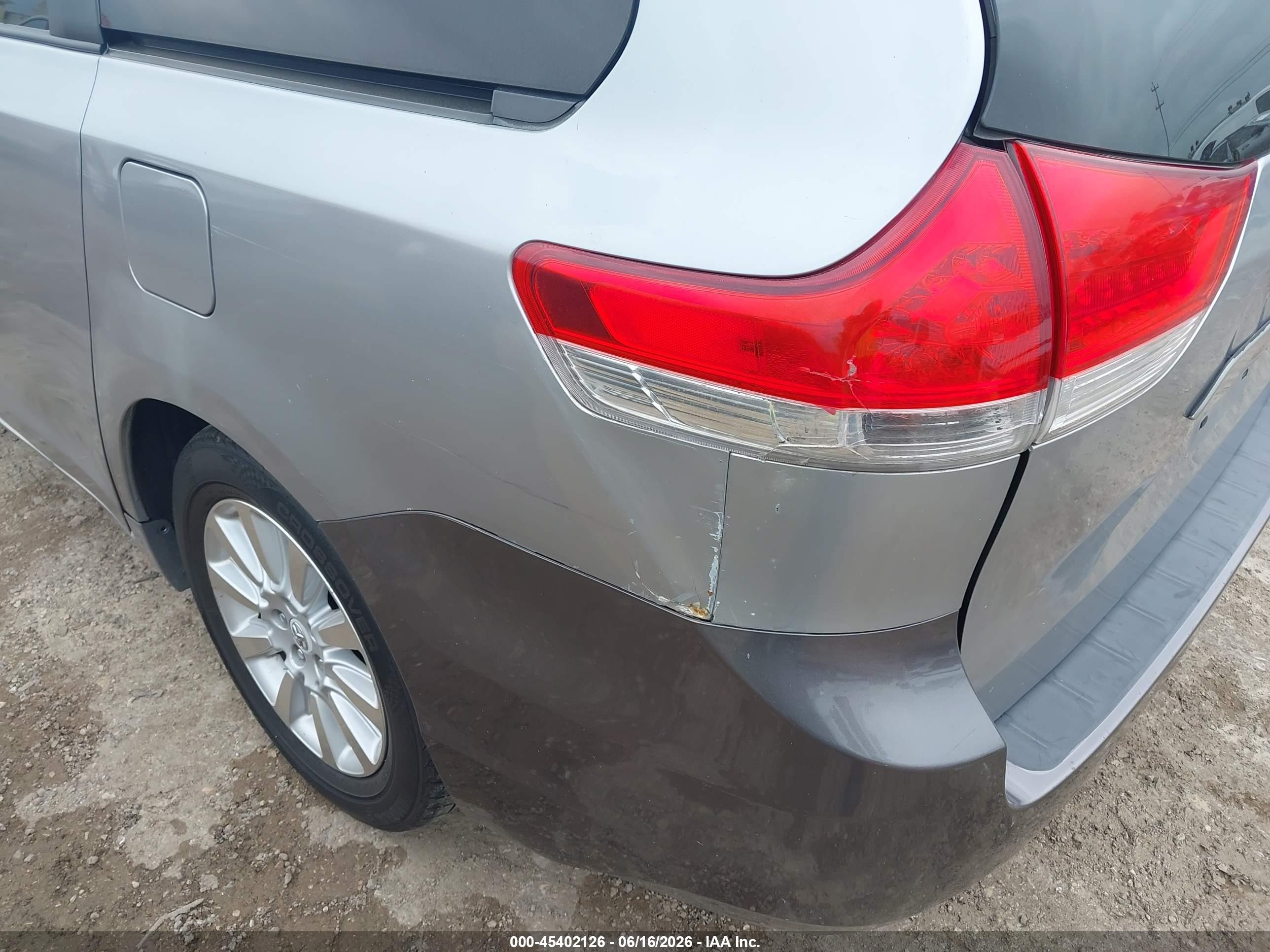 2012 Toyota Sienna Le V6 8 Passenger Silver vin: 5TDKK3DC7CS210735