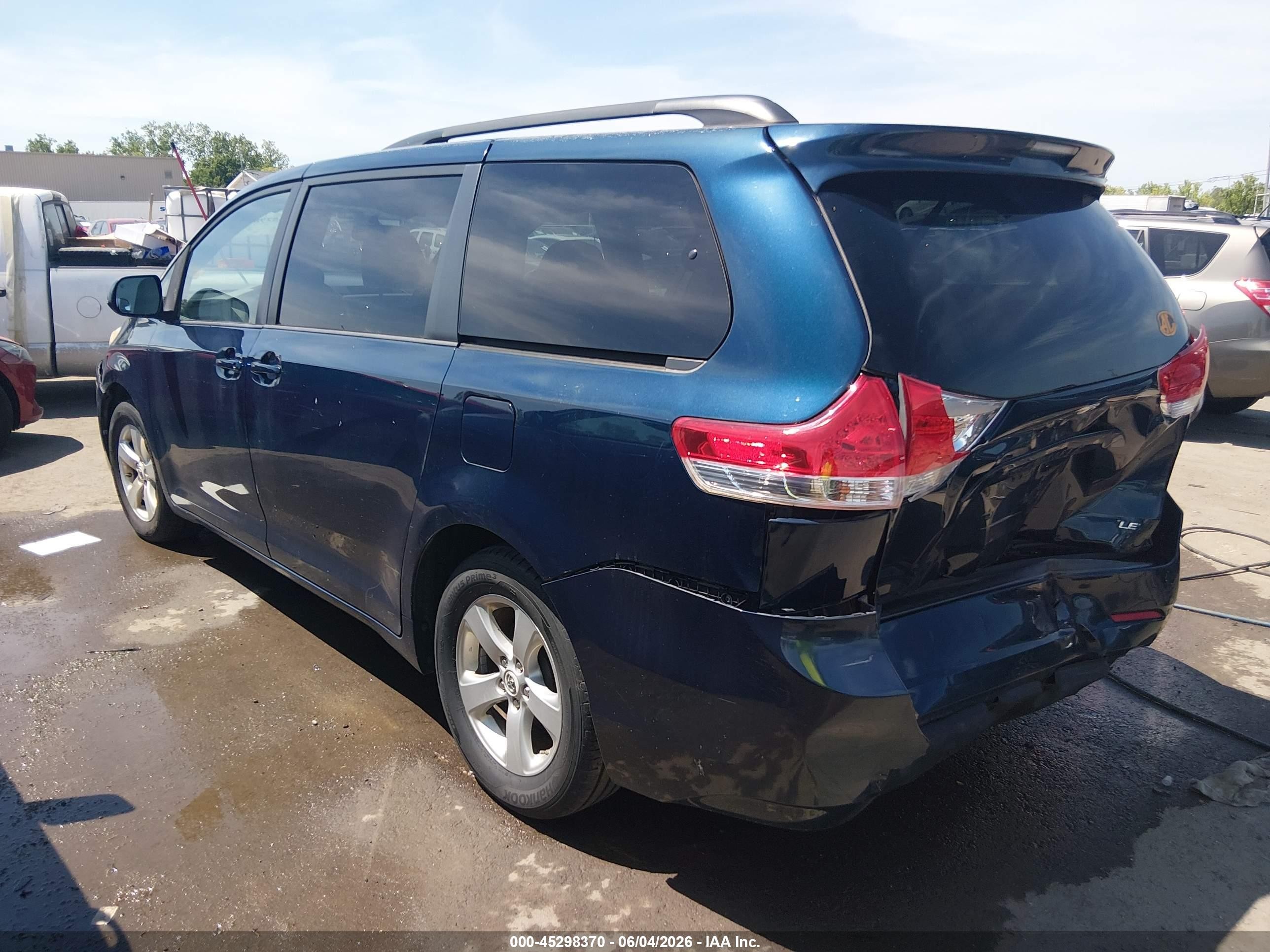 2012 Toyota Sienna Le V6 8 Passenger Blue vin: 5TDKK3DC7CS233755
