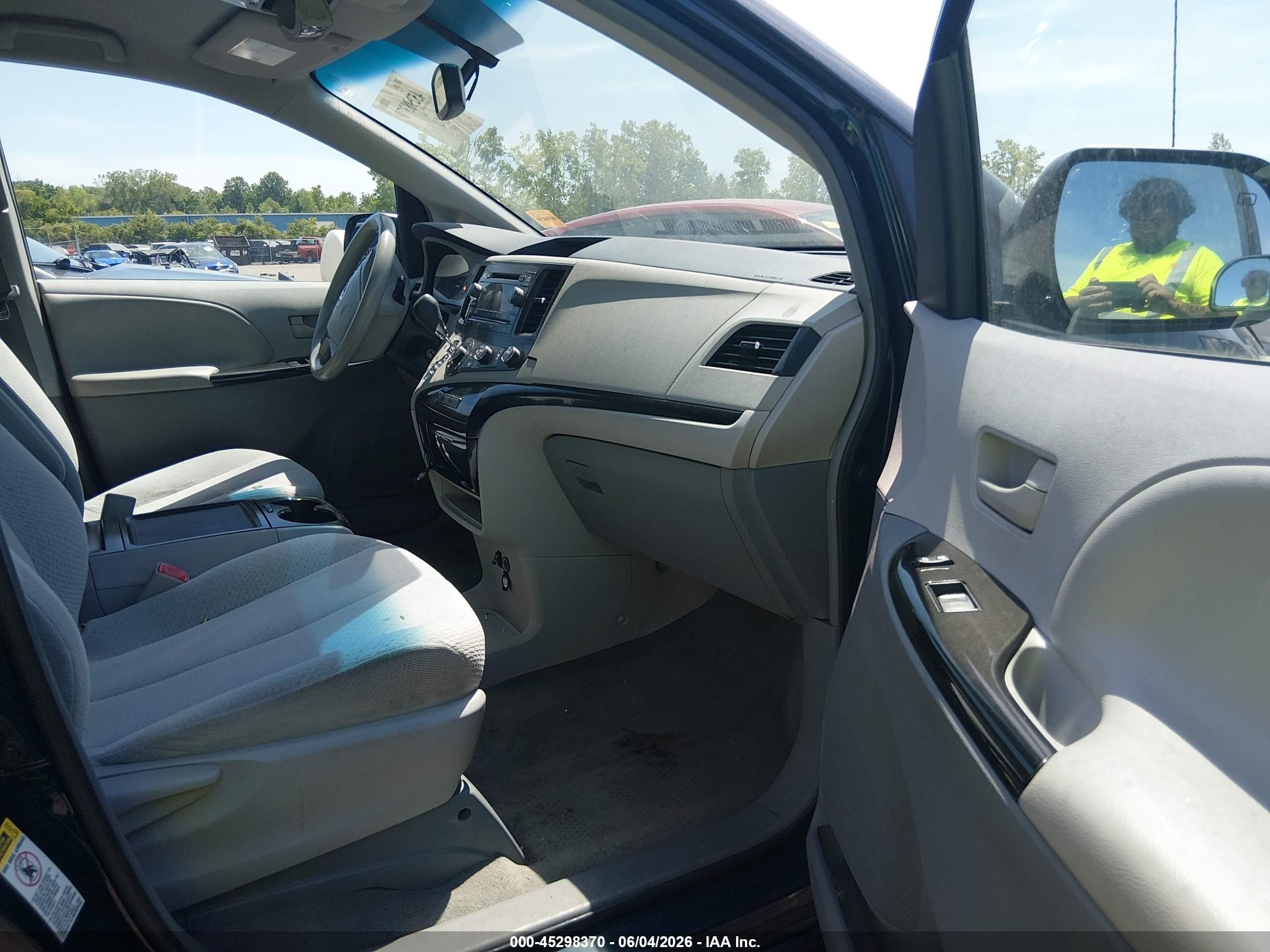 2012 Toyota Sienna Le V6 8 Passenger Blue vin: 5TDKK3DC7CS233755