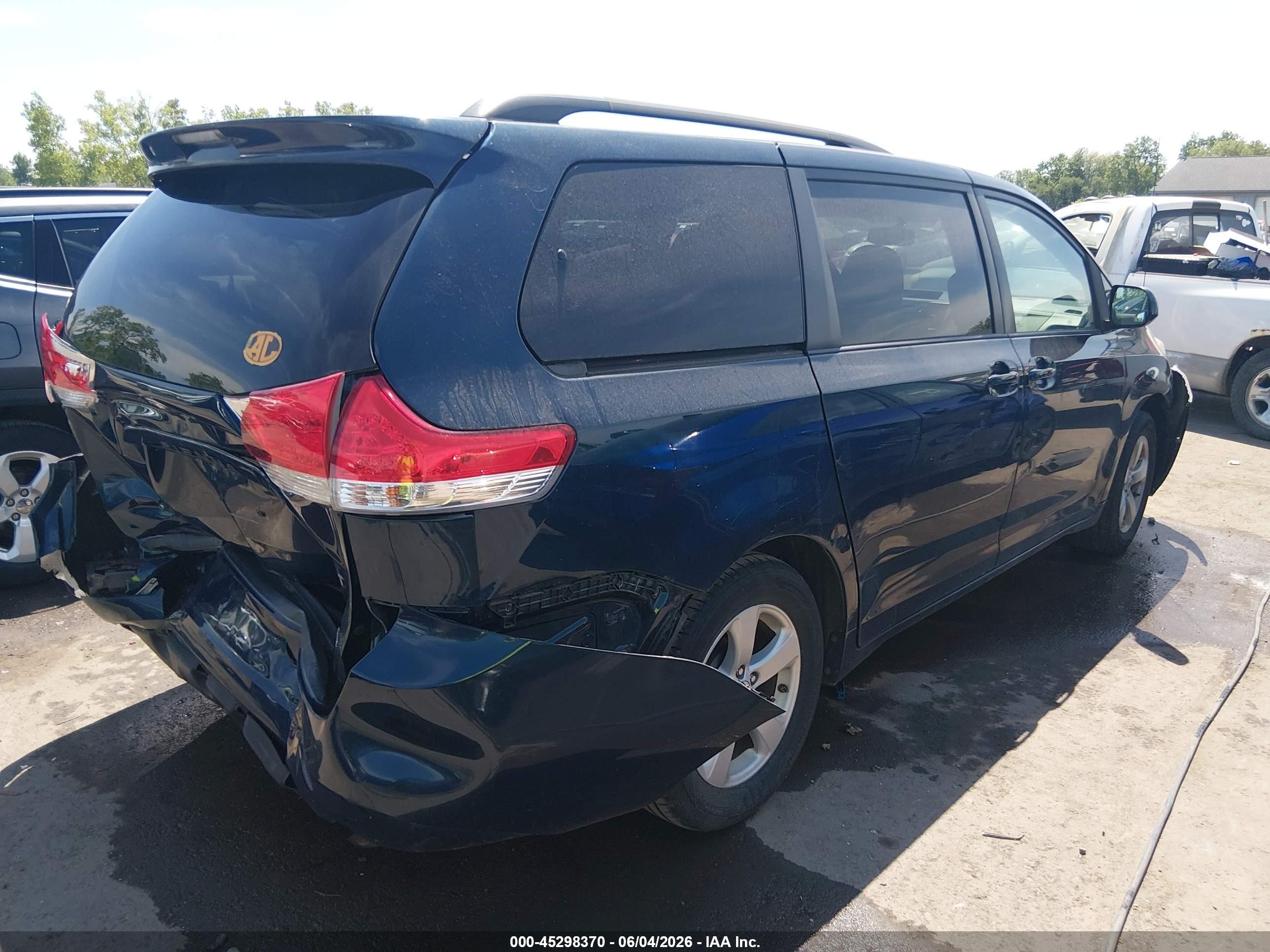 2012 Toyota Sienna Le V6 8 Passenger Blue vin: 5TDKK3DC7CS233755