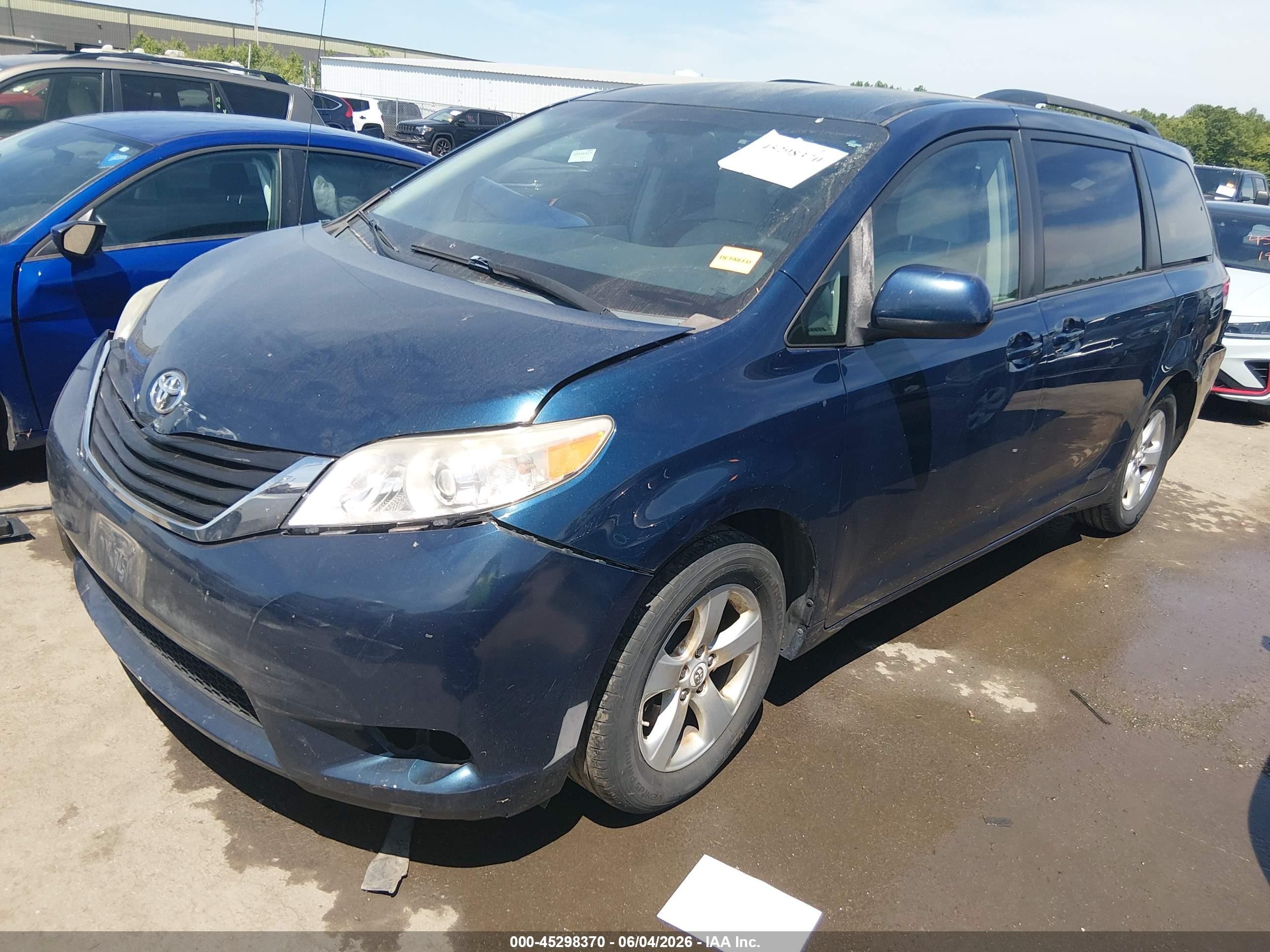 2012 Toyota Sienna Le V6 8 Passenger Blue vin: 5TDKK3DC7CS233755
