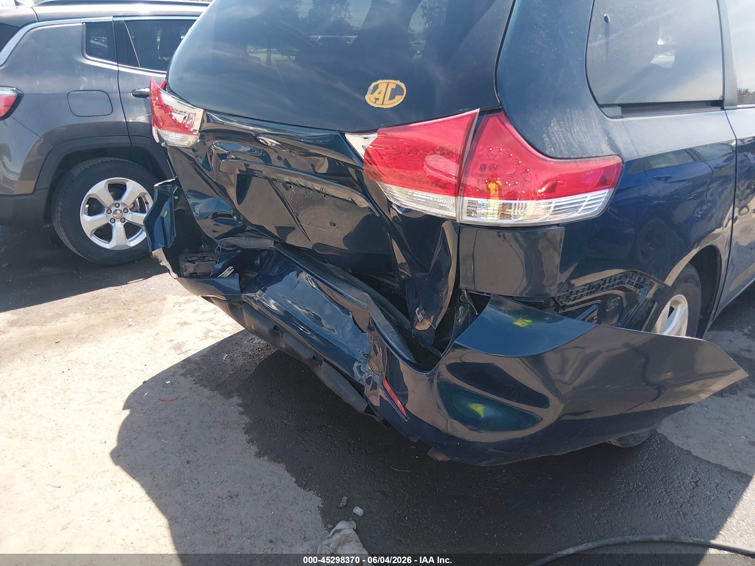 2012 Toyota Sienna Le V6 8 Passenger Blue vin: 5TDKK3DC7CS233755