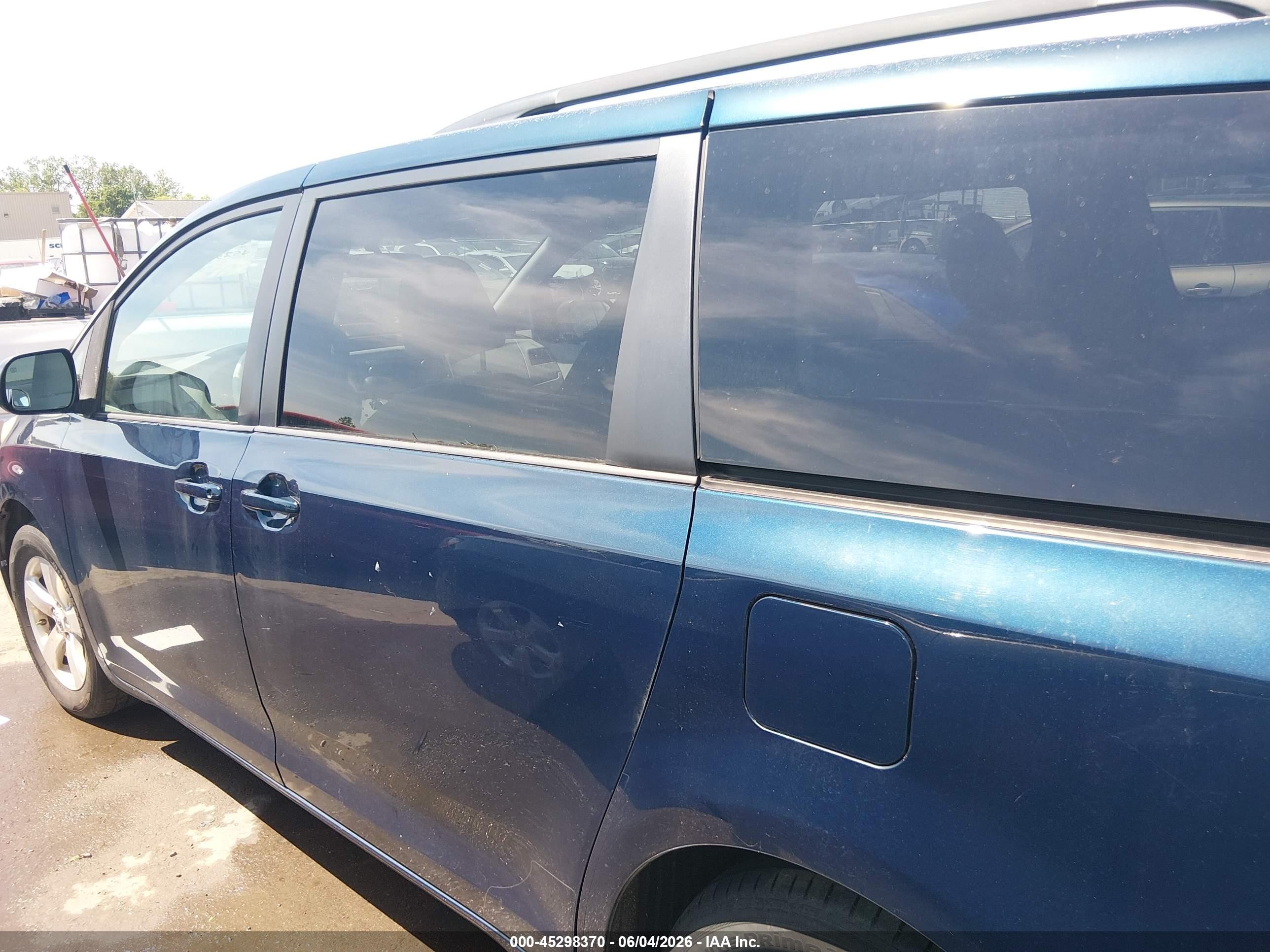 2012 Toyota Sienna Le V6 8 Passenger Blue vin: 5TDKK3DC7CS233755