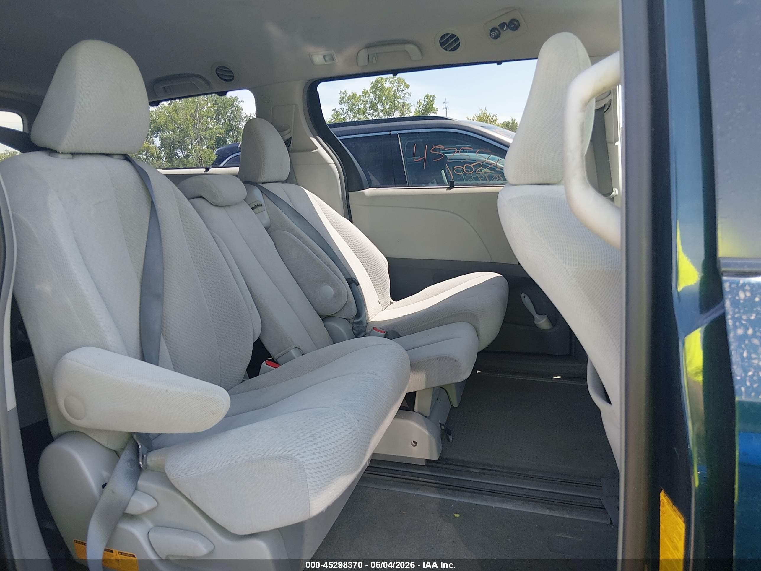 2012 Toyota Sienna Le V6 8 Passenger Blue vin: 5TDKK3DC7CS233755
