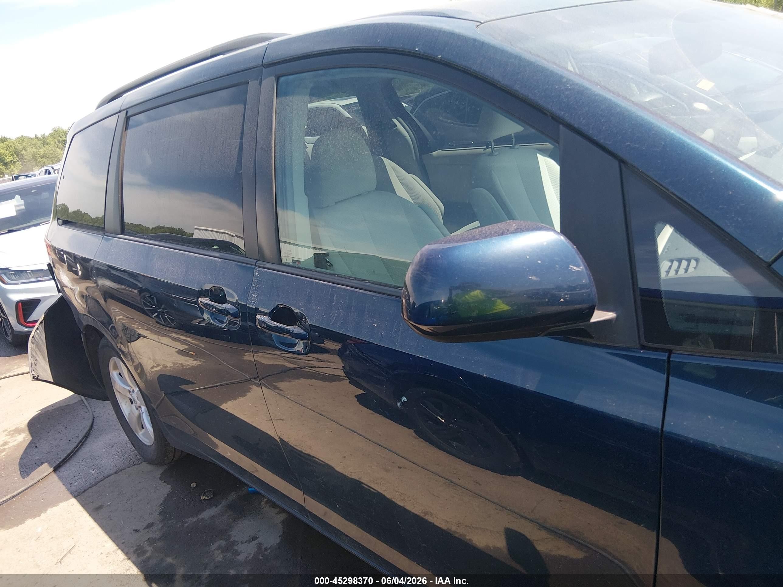 2012 Toyota Sienna Le V6 8 Passenger Blue vin: 5TDKK3DC7CS233755
