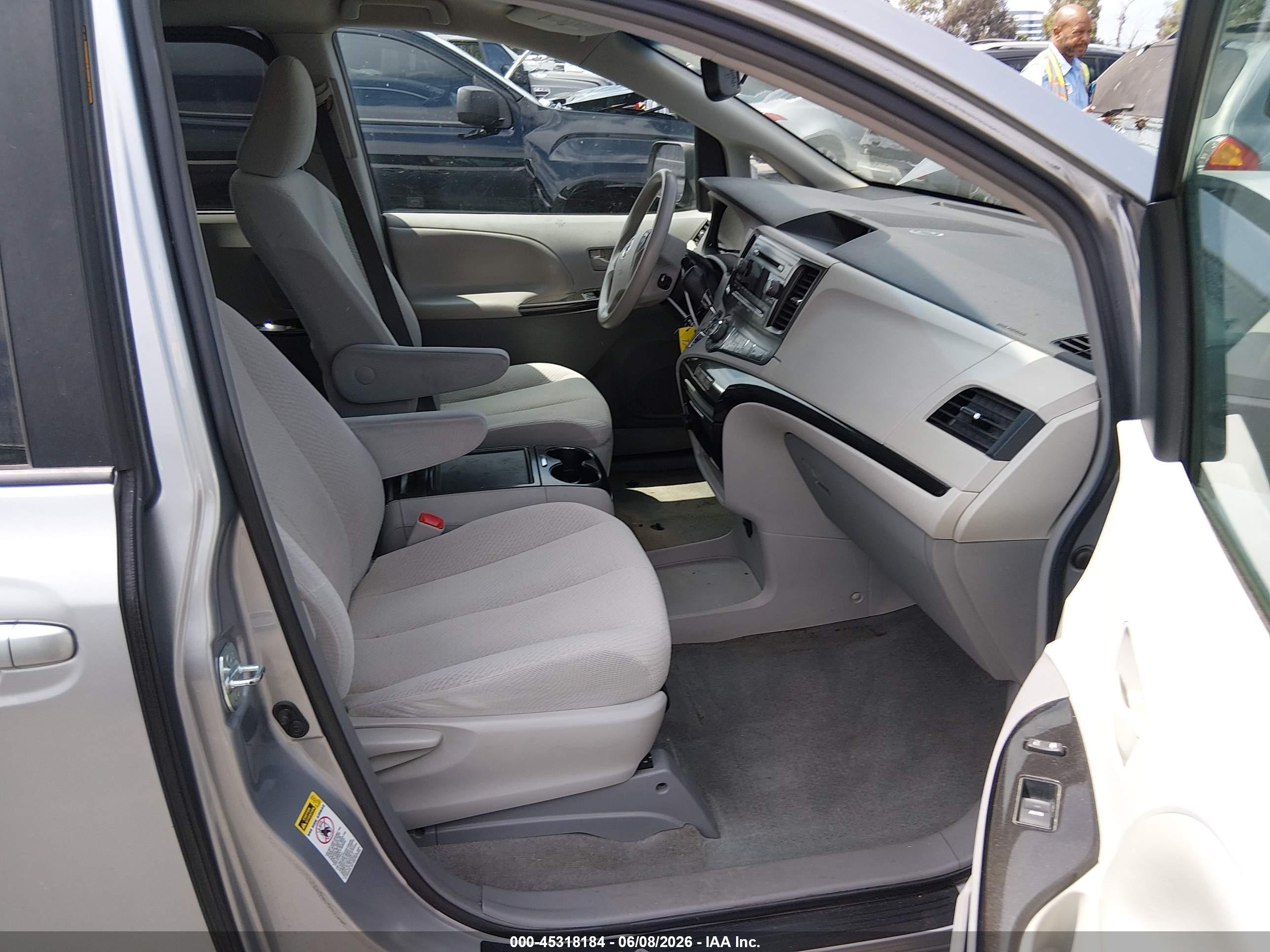 2013 Toyota Sienna Le V6 8 Passenger Silver vin: 5TDKK3DC7DS280818