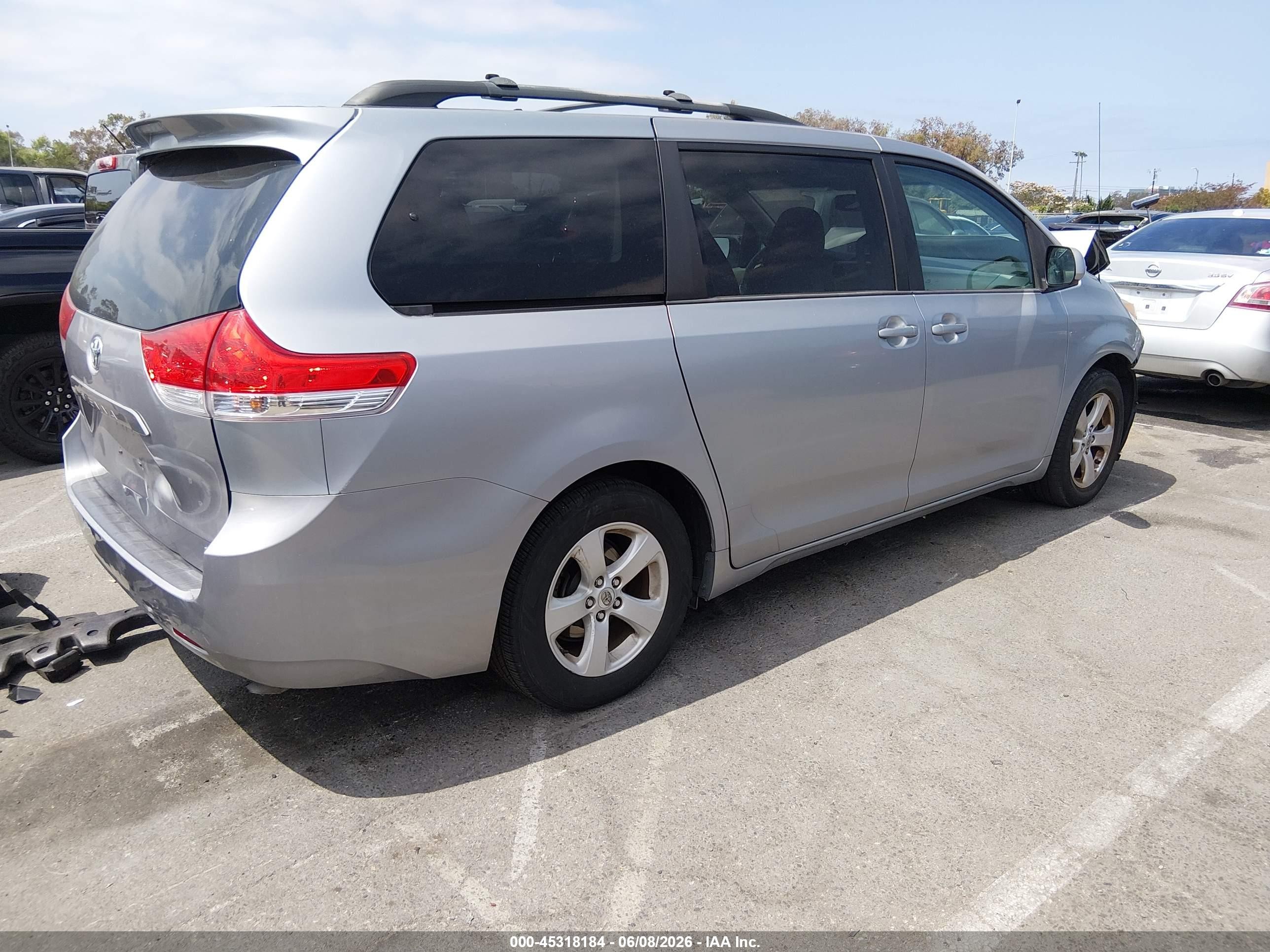 2013 Toyota Sienna Le V6 8 Passenger Silver vin: 5TDKK3DC7DS280818