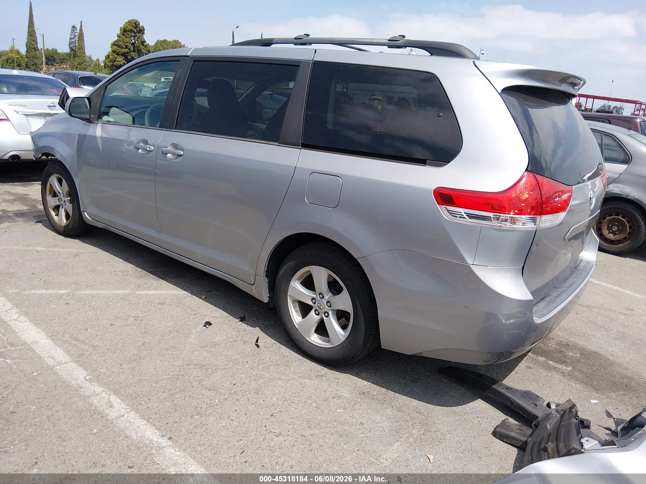 2013 Toyota Sienna Le V6 8 Passenger Silver vin: 5TDKK3DC7DS280818
