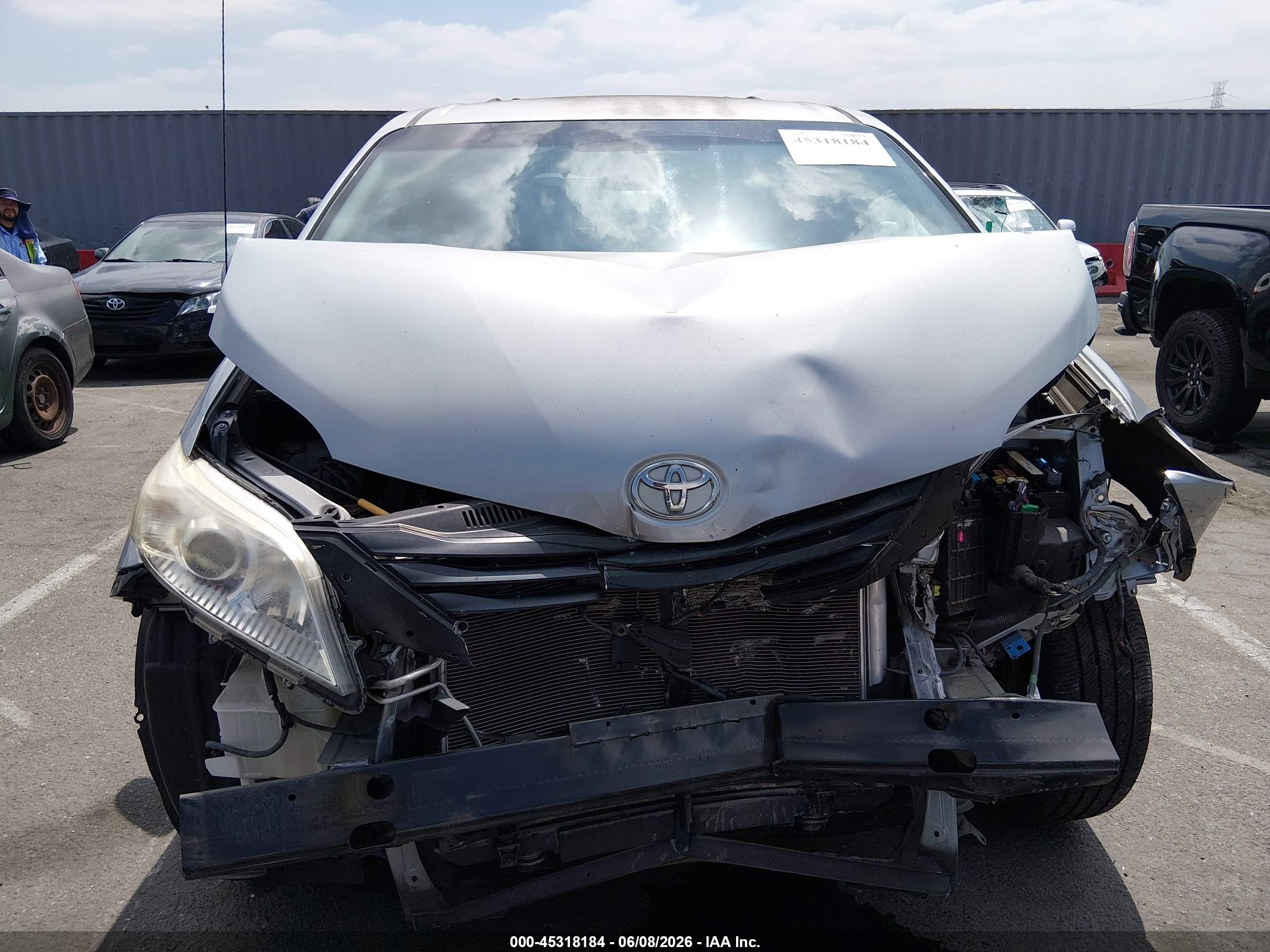 2013 Toyota Sienna Le V6 8 Passenger Silver vin: 5TDKK3DC7DS280818