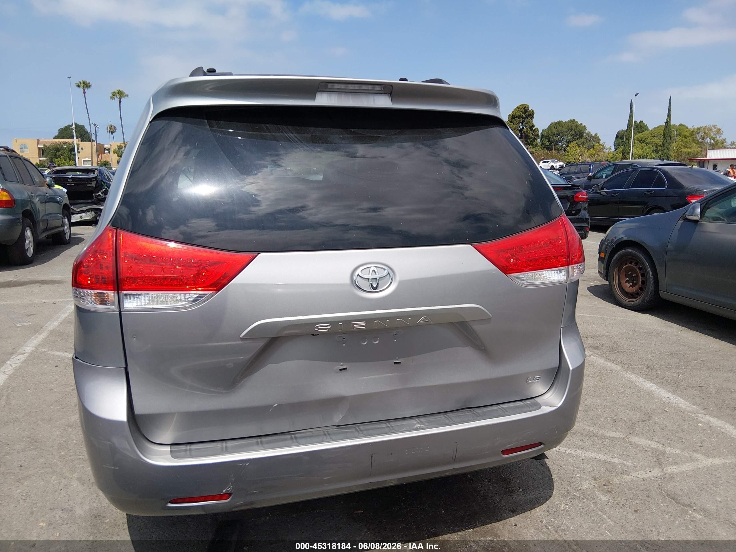2013 Toyota Sienna Le V6 8 Passenger Silver vin: 5TDKK3DC7DS280818