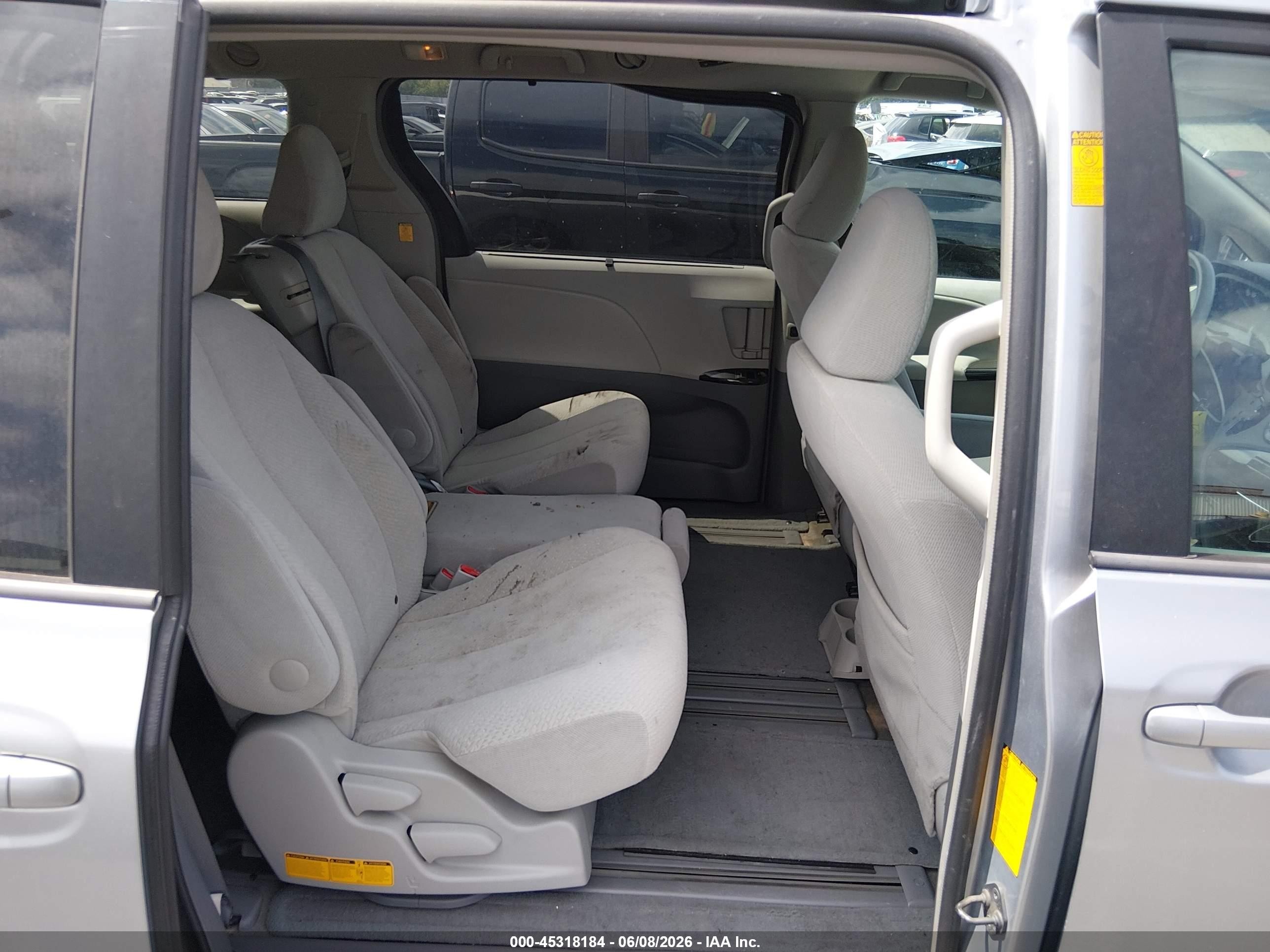 2013 Toyota Sienna Le V6 8 Passenger Silver vin: 5TDKK3DC7DS280818