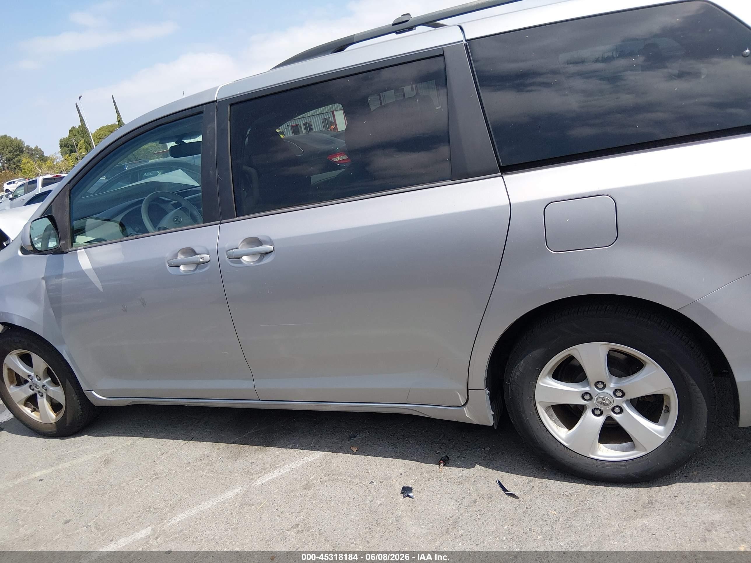 2013 Toyota Sienna Le V6 8 Passenger Silver vin: 5TDKK3DC7DS280818