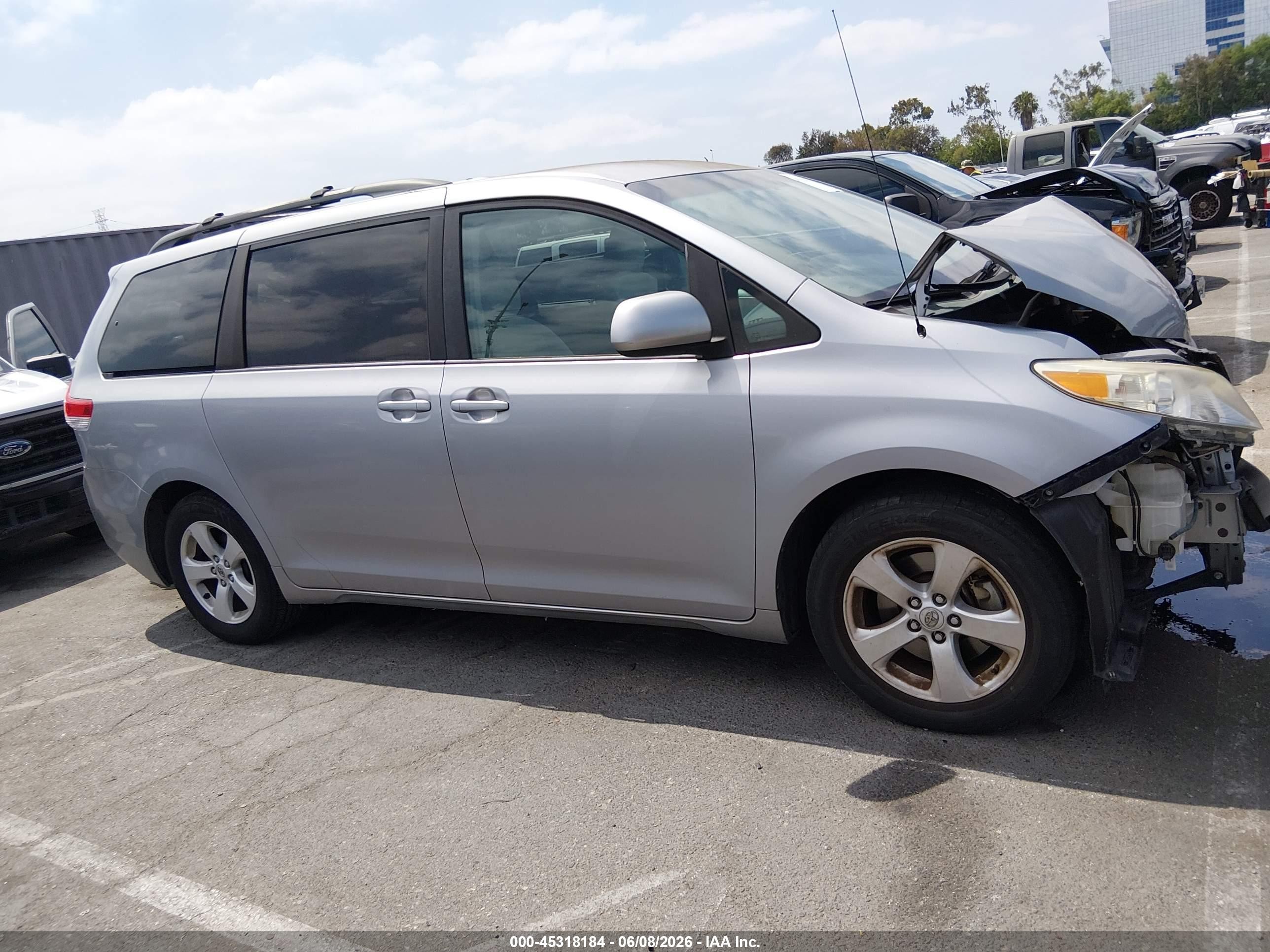 2013 Toyota Sienna Le V6 8 Passenger Silver vin: 5TDKK3DC7DS280818