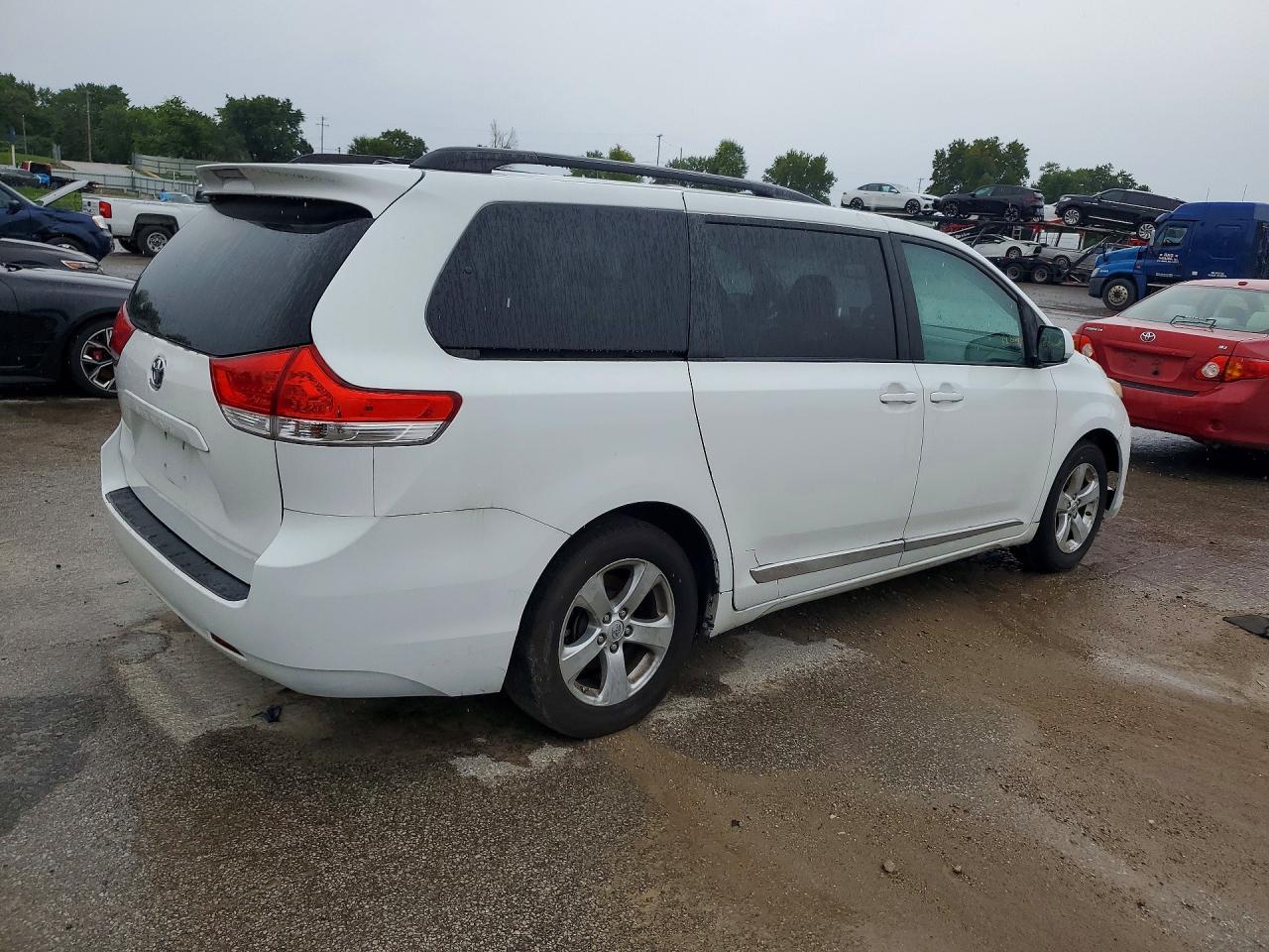 2013 Toyota Sienna Le White vin: 5TDKK3DC7DS283296