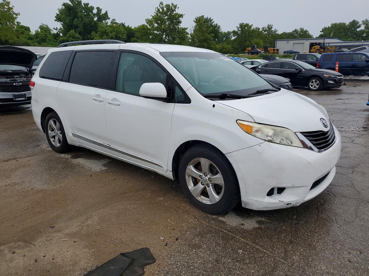 2013 Toyota Sienna Le White vin: 5TDKK3DC7DS283296