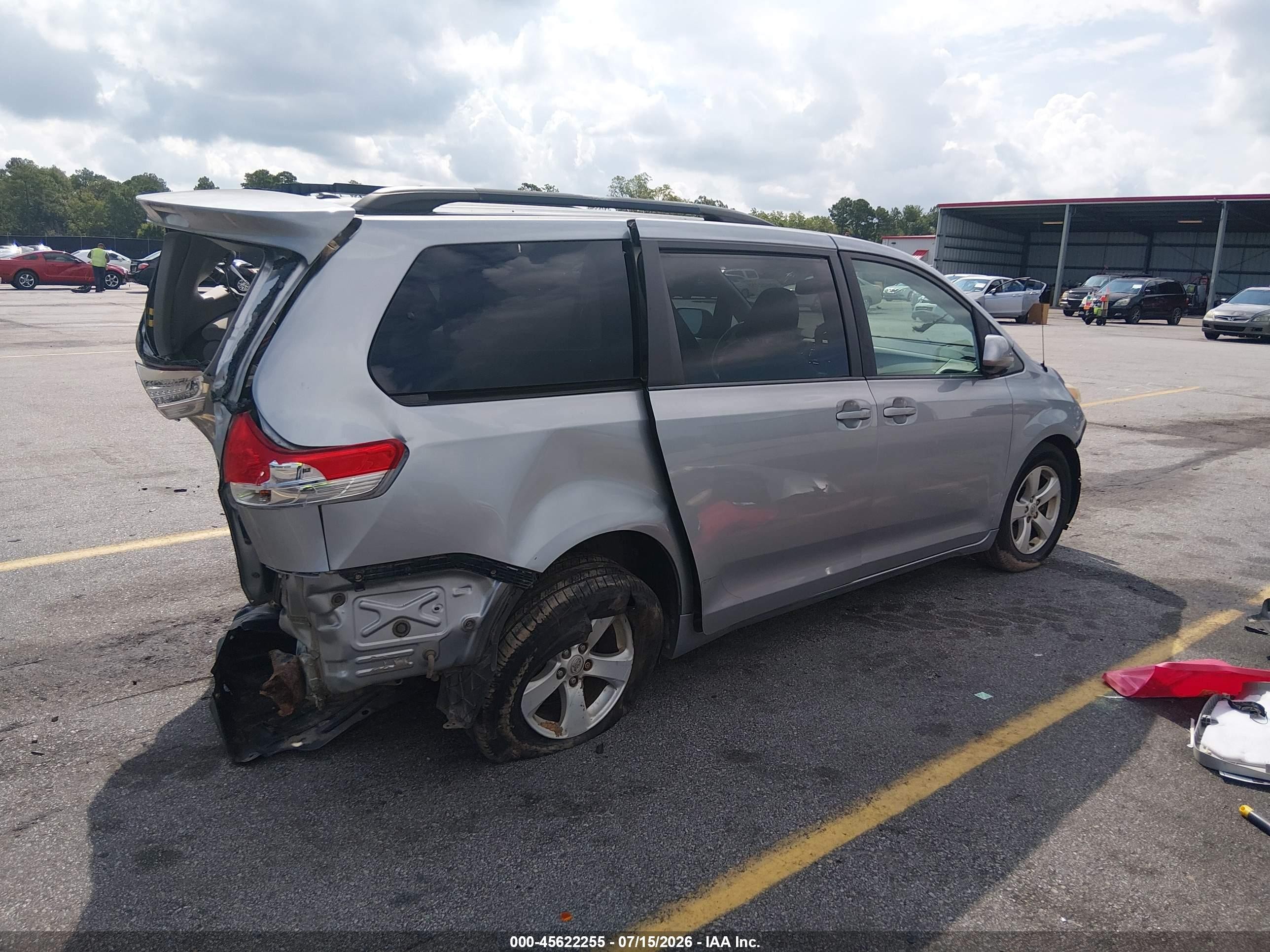 2013 Toyota Sienna Le V6 8 Passenger Silver vin: 5TDKK3DC7DS335588