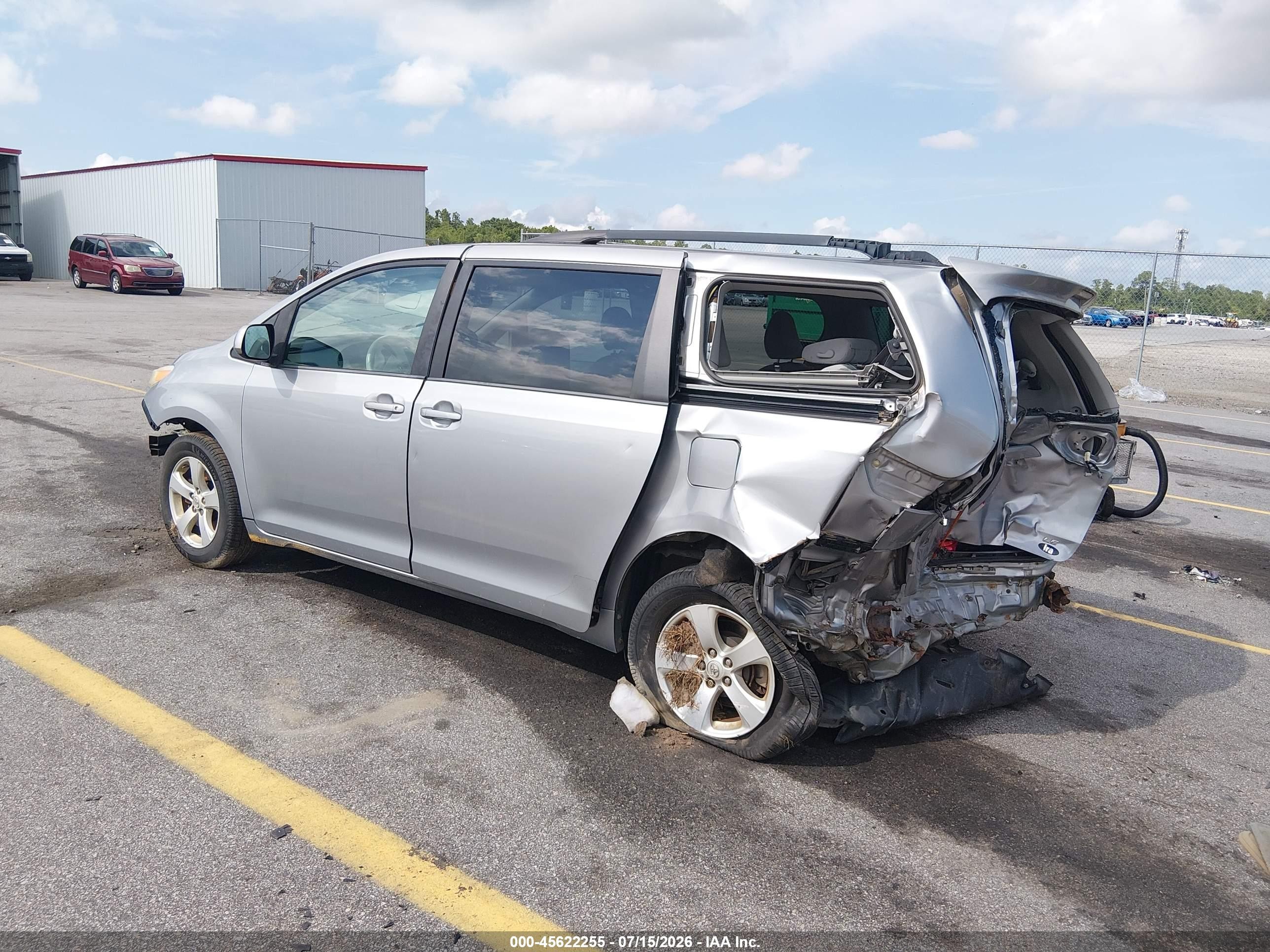 2013 Toyota Sienna Le V6 8 Passenger Silver vin: 5TDKK3DC7DS335588