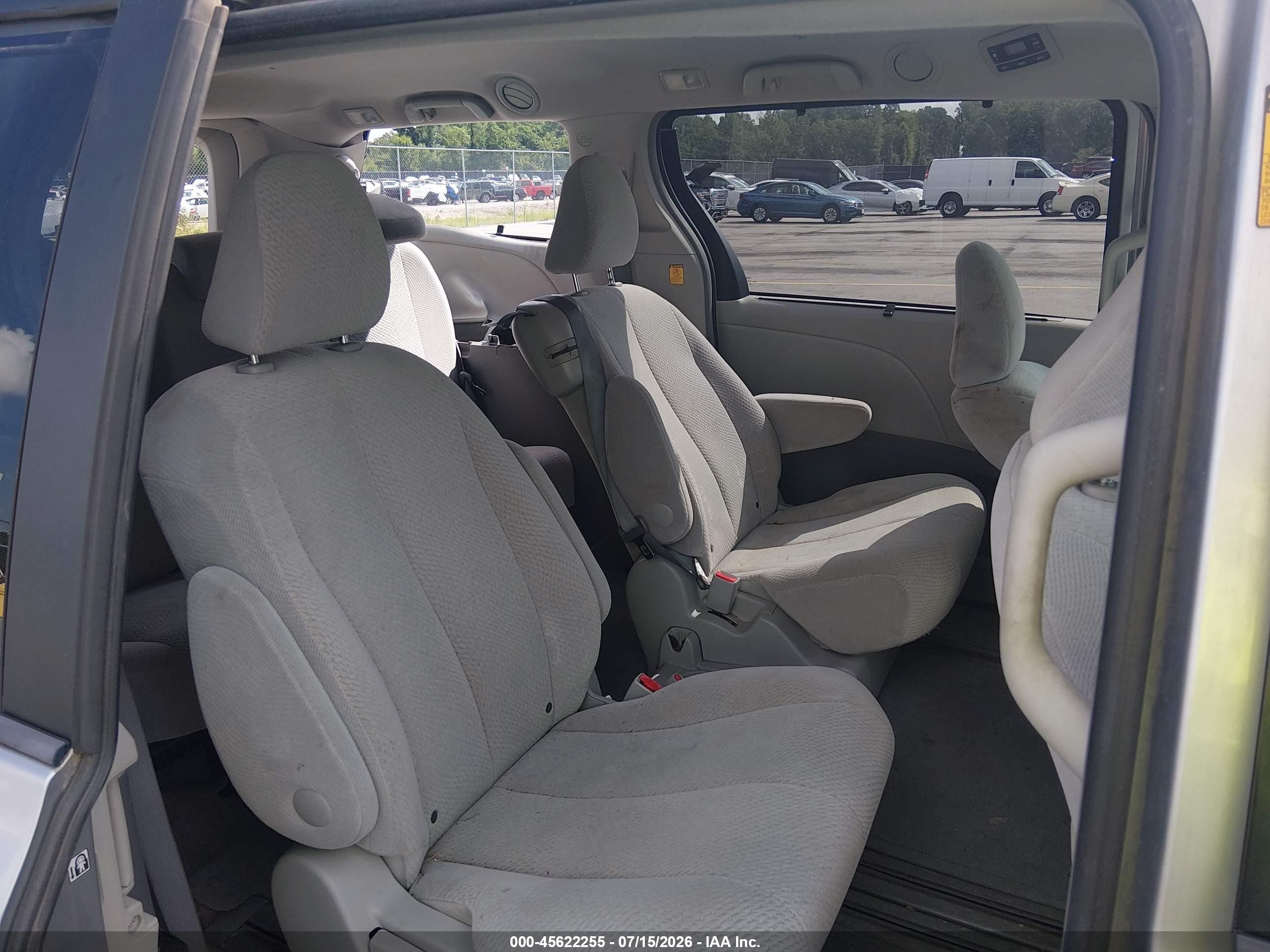 2013 Toyota Sienna Le V6 8 Passenger Silver vin: 5TDKK3DC7DS335588