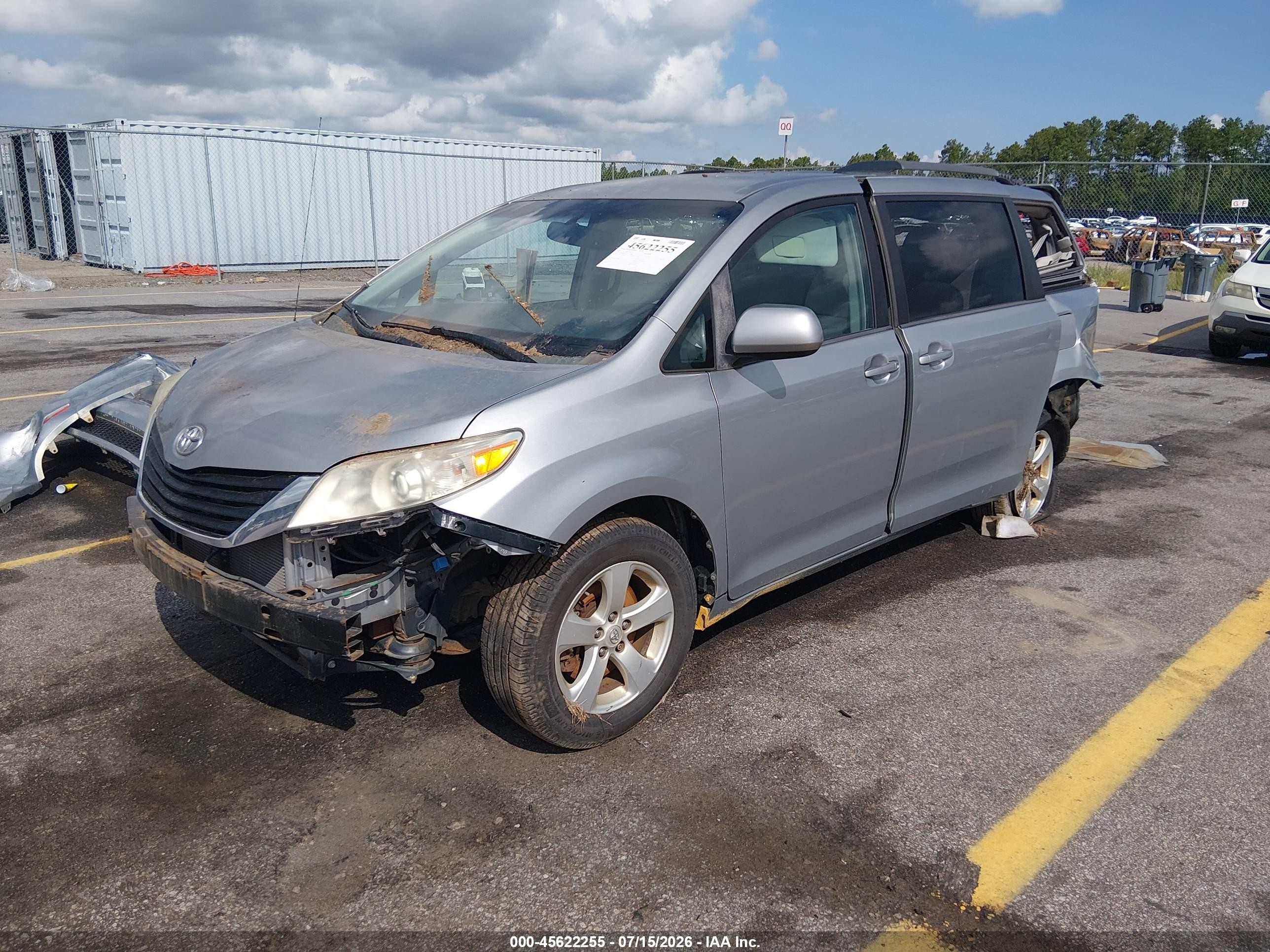 2013 Toyota Sienna Le V6 8 Passenger Silver vin: 5TDKK3DC7DS335588