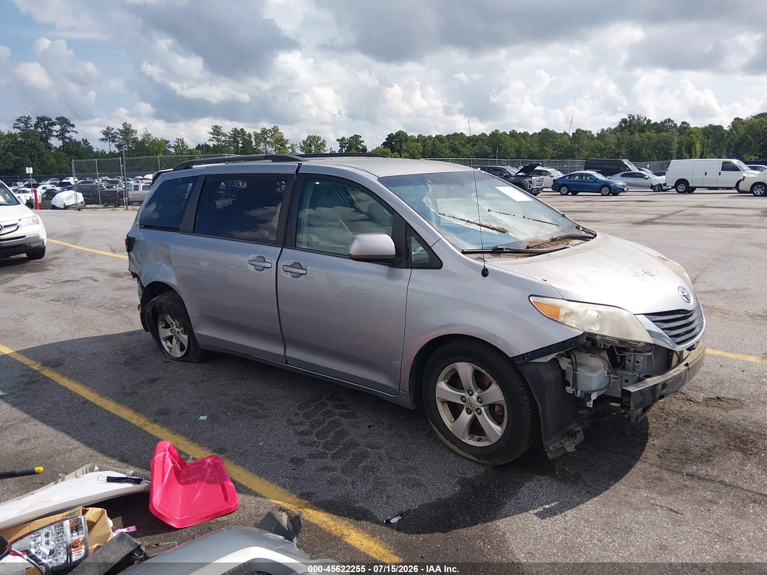2013 Toyota Sienna Le V6 8 Passenger Silver vin: 5TDKK3DC7DS335588