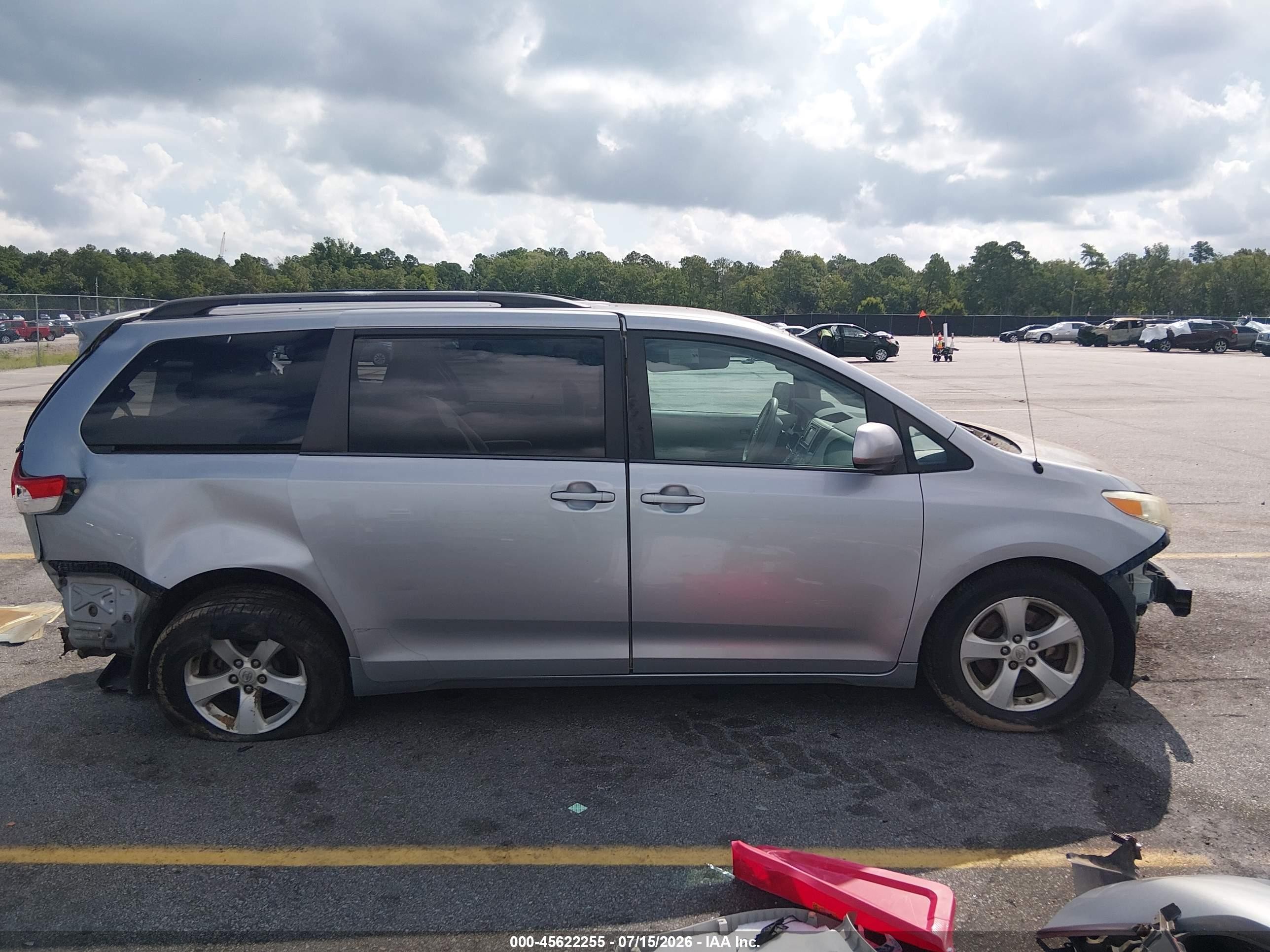 2013 Toyota Sienna Le V6 8 Passenger Silver vin: 5TDKK3DC7DS335588