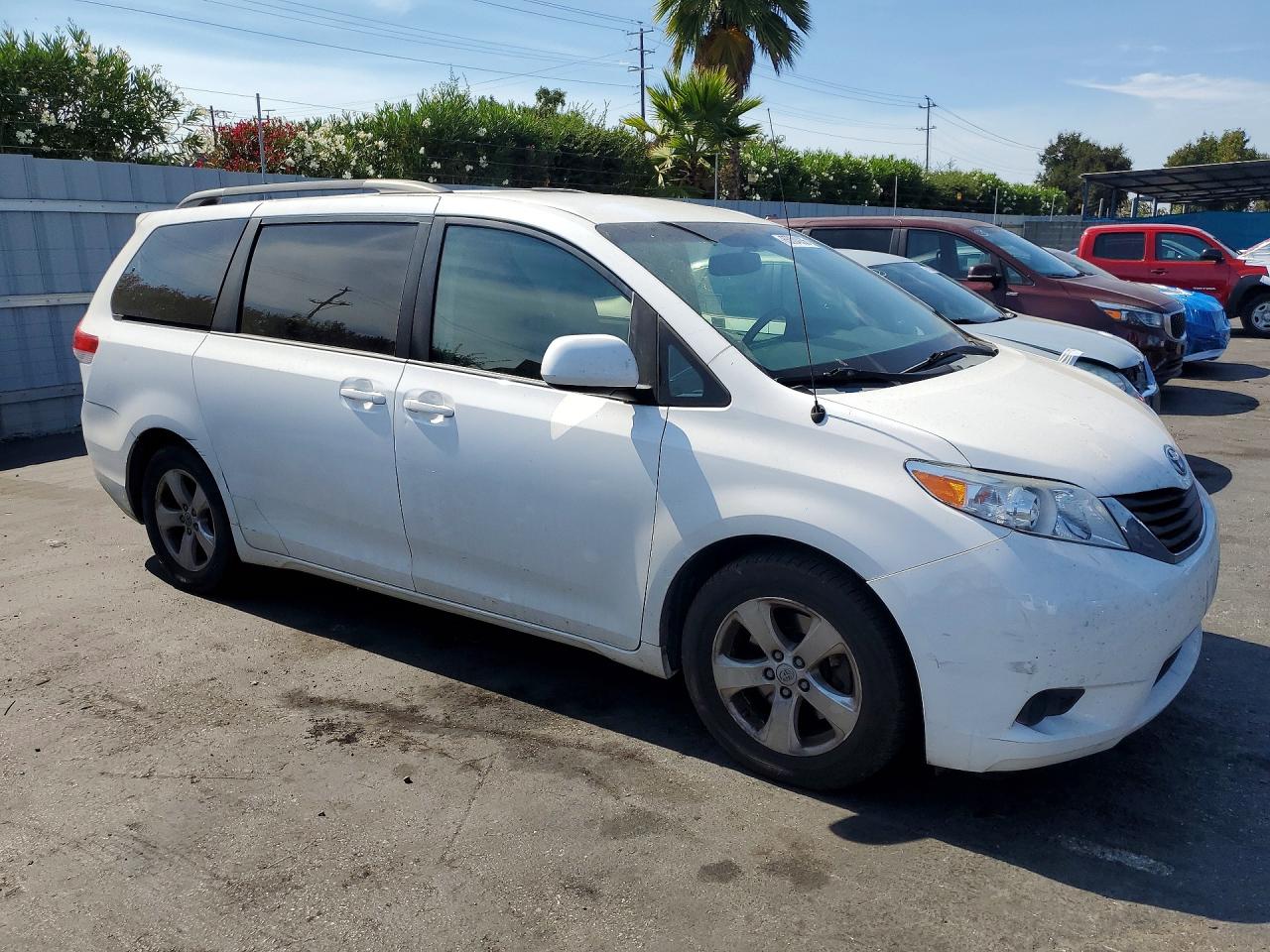 2013 Toyota Sienna Le White vin: 5TDKK3DC7DS341908