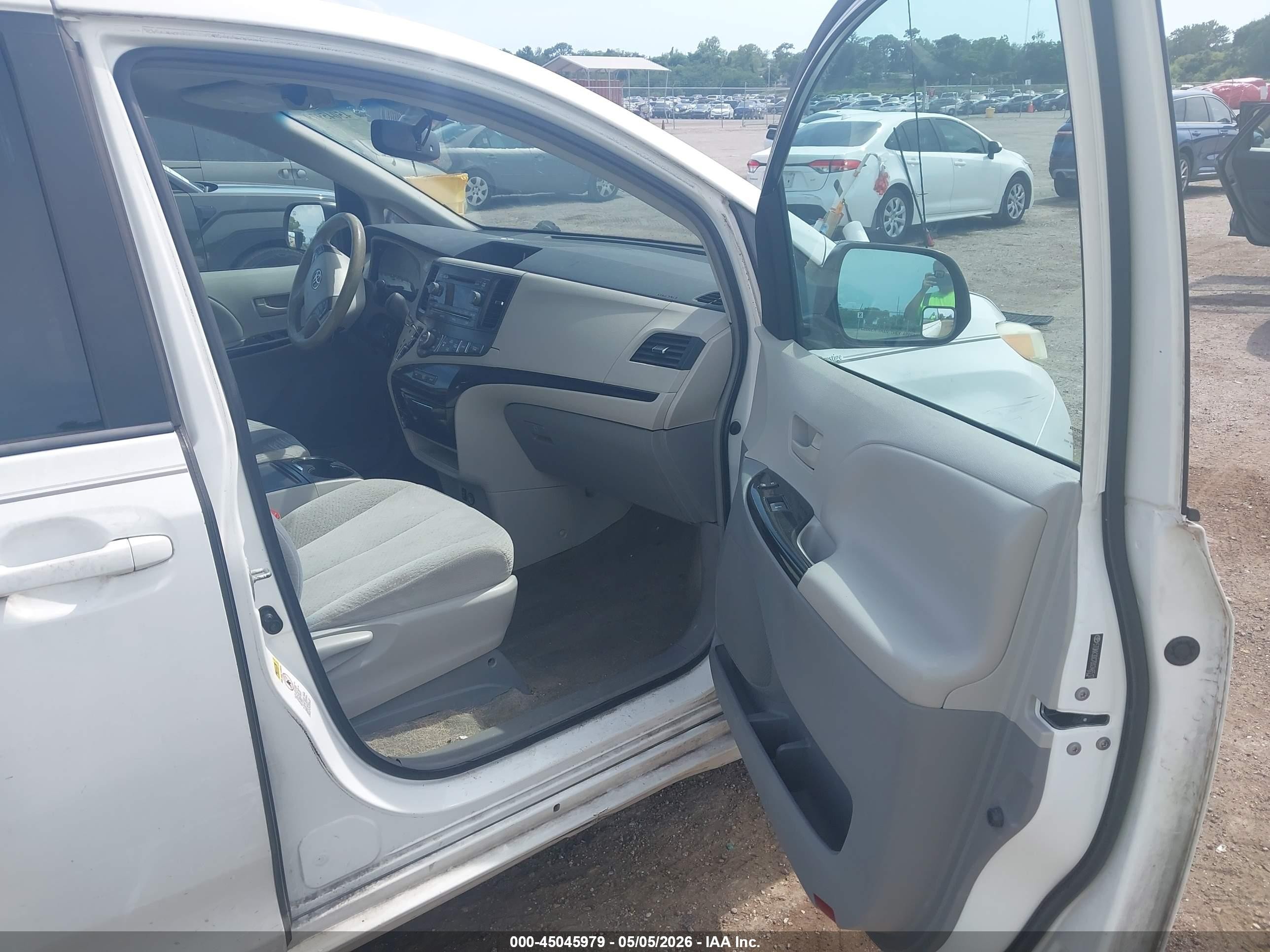 2013 Toyota Sienna Le V6 8 Passenger Белый vin: 5TDKK3DC7DS346512