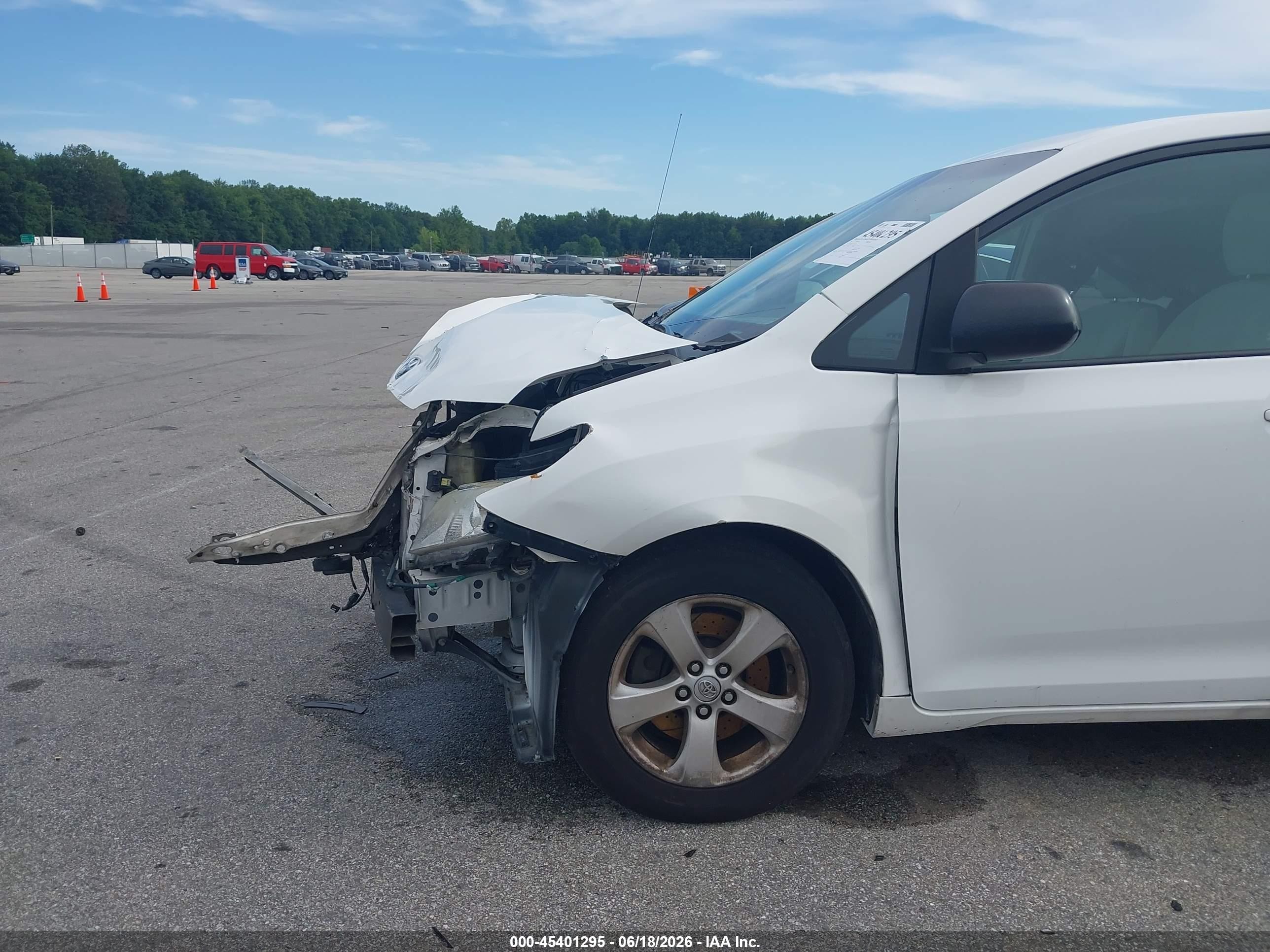 2013 Toyota Sienna Le V6 8 Passenger White vin: 5TDKK3DC7DS391398