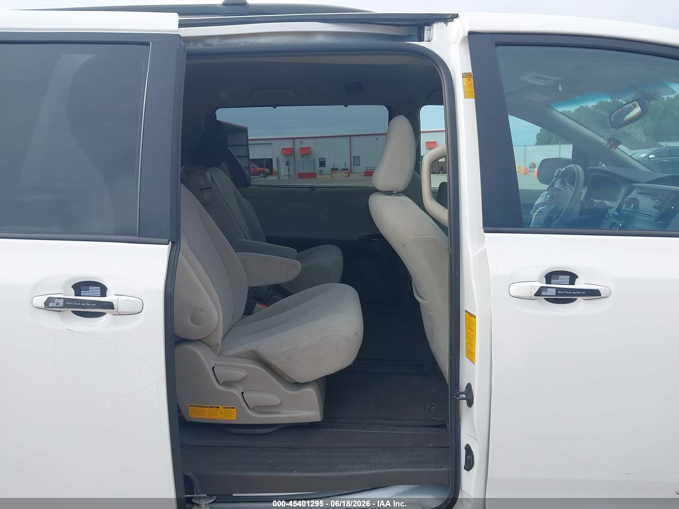2013 Toyota Sienna Le V6 8 Passenger White vin: 5TDKK3DC7DS391398