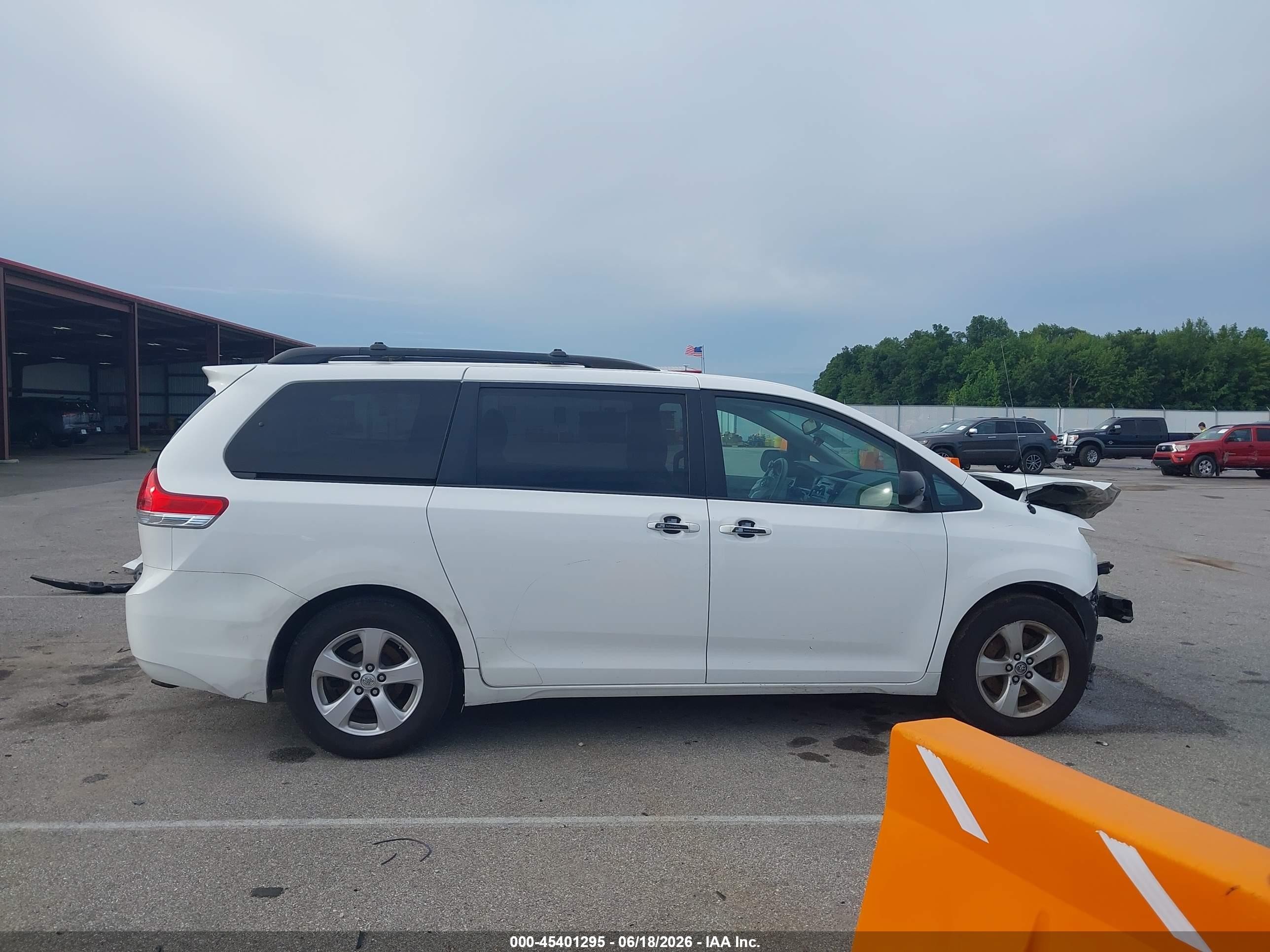 2013 Toyota Sienna Le V6 8 Passenger White vin: 5TDKK3DC7DS391398