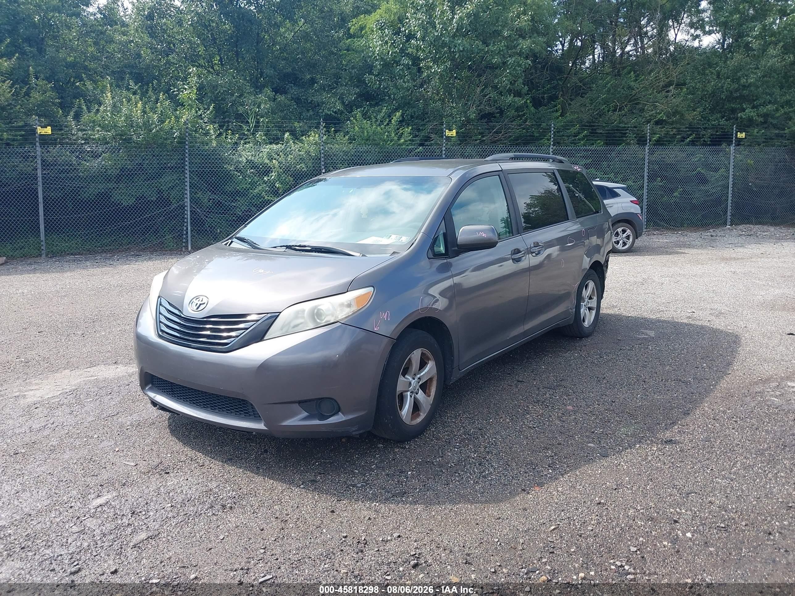 2013 Toyota Sienna Le V6 8 Passenger Green vin: 5TDKK3DC7DS404196
