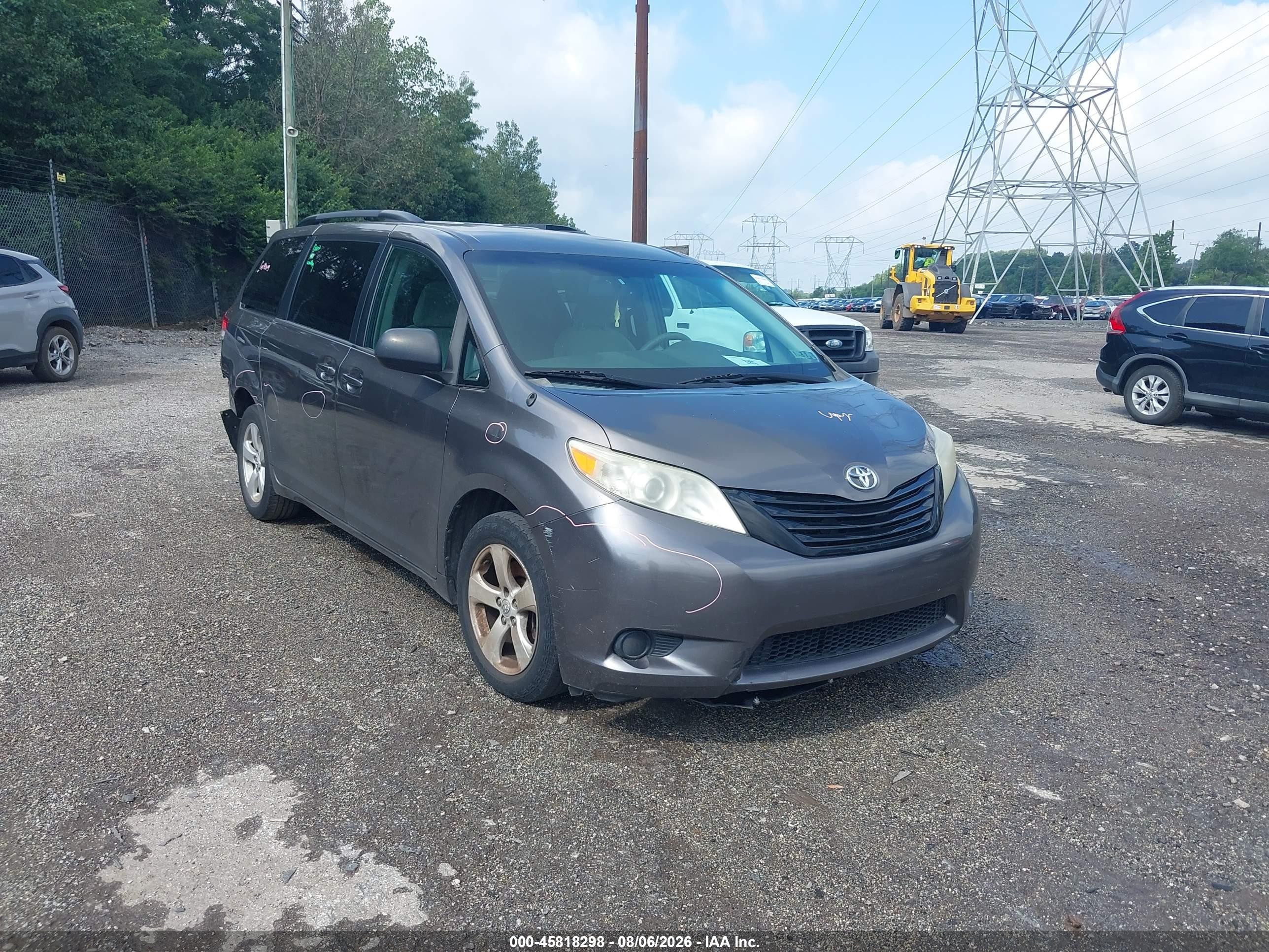 2013 Toyota Sienna Le V6 8 Passenger Green vin: 5TDKK3DC7DS404196