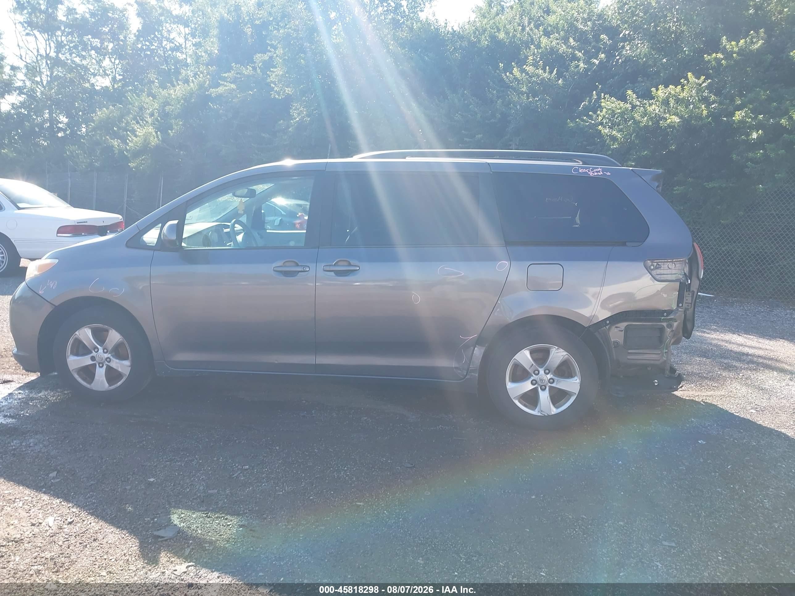 2013 Toyota Sienna Le V6 8 Passenger Green vin: 5TDKK3DC7DS404196