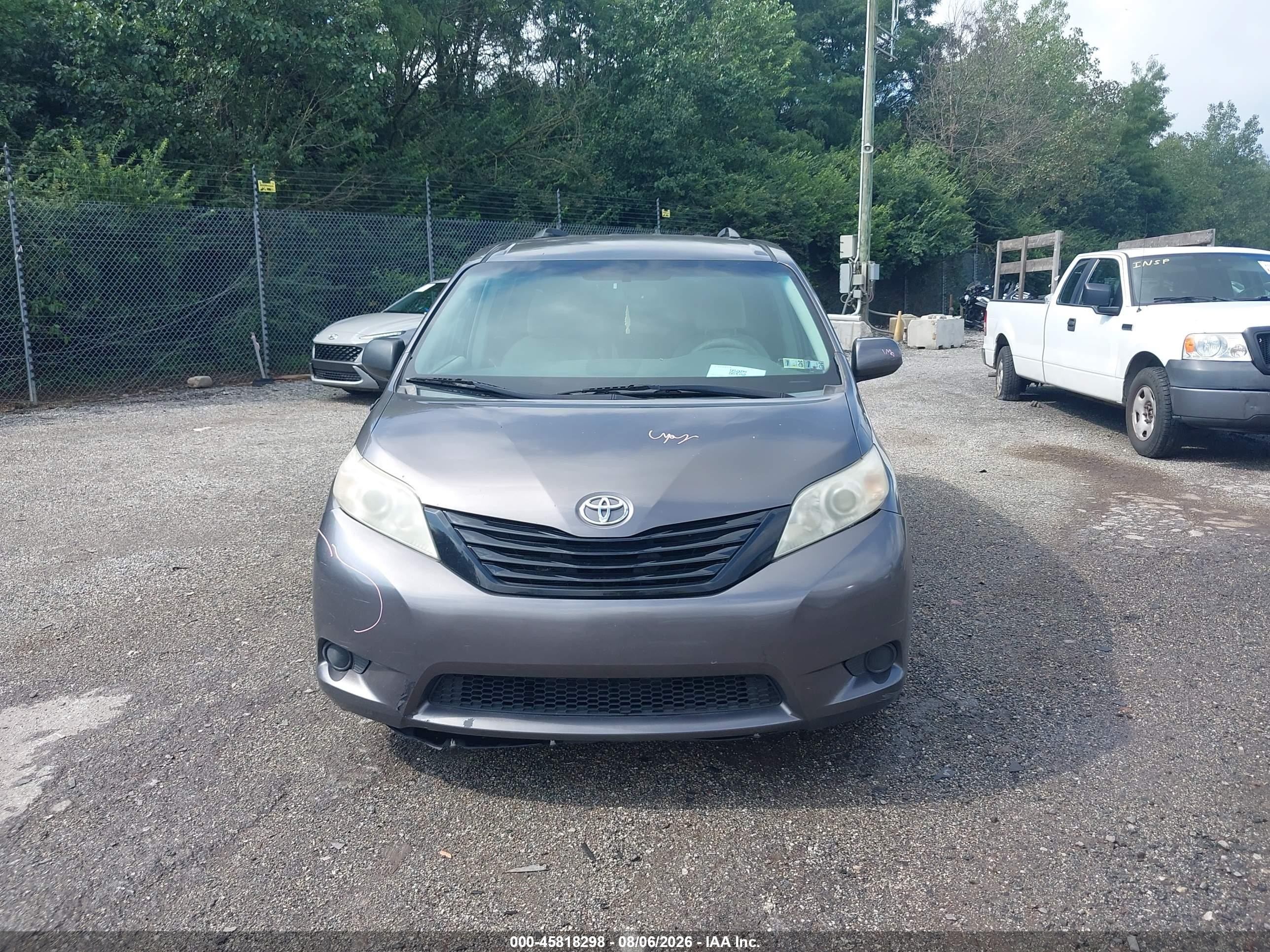 2013 Toyota Sienna Le V6 8 Passenger Green vin: 5TDKK3DC7DS404196